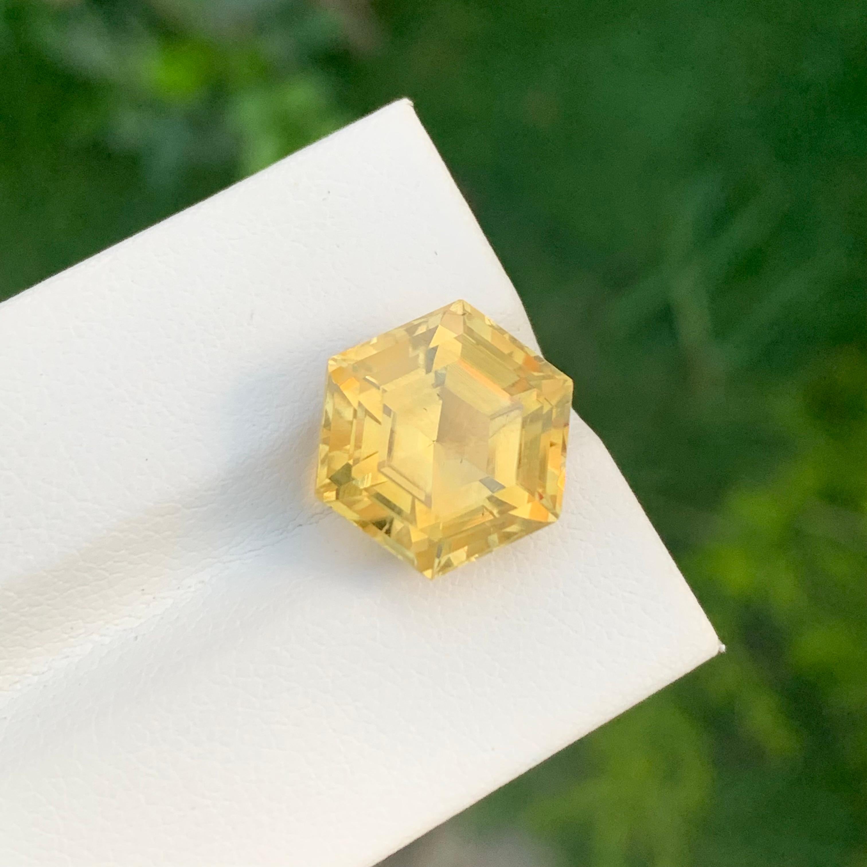 Pierre précieuse naturelle jaune non sertie de 8,75 carats de forme hexagonale pour bijoux en vente 3