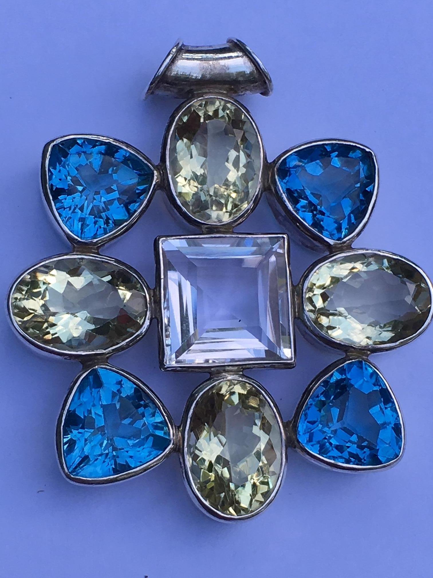 Artigiano Ciondolo con pietre semipreziose naturali da 87,5 carati incastonato in A. Silver in vendita