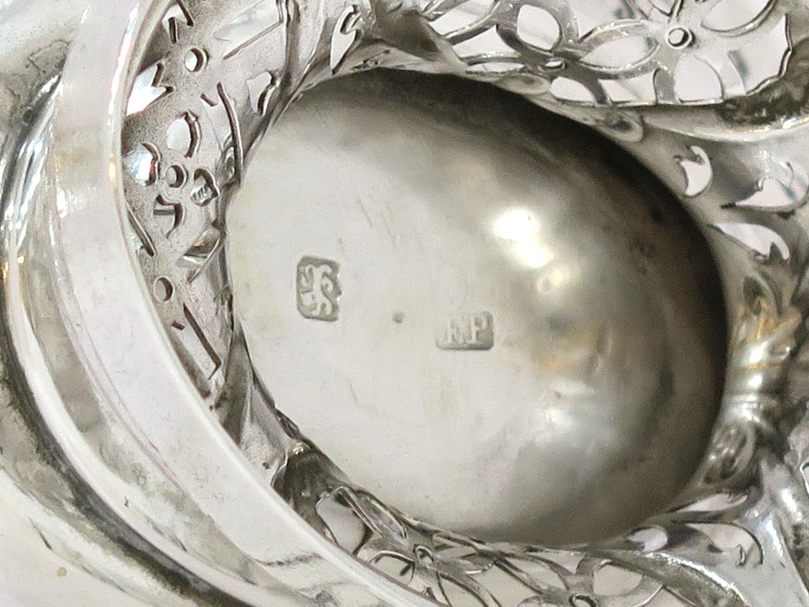 Sterling Silver Antique English Floral Pattern Footed Candy Nut Basket In Good Condition In Brooklyn, NY