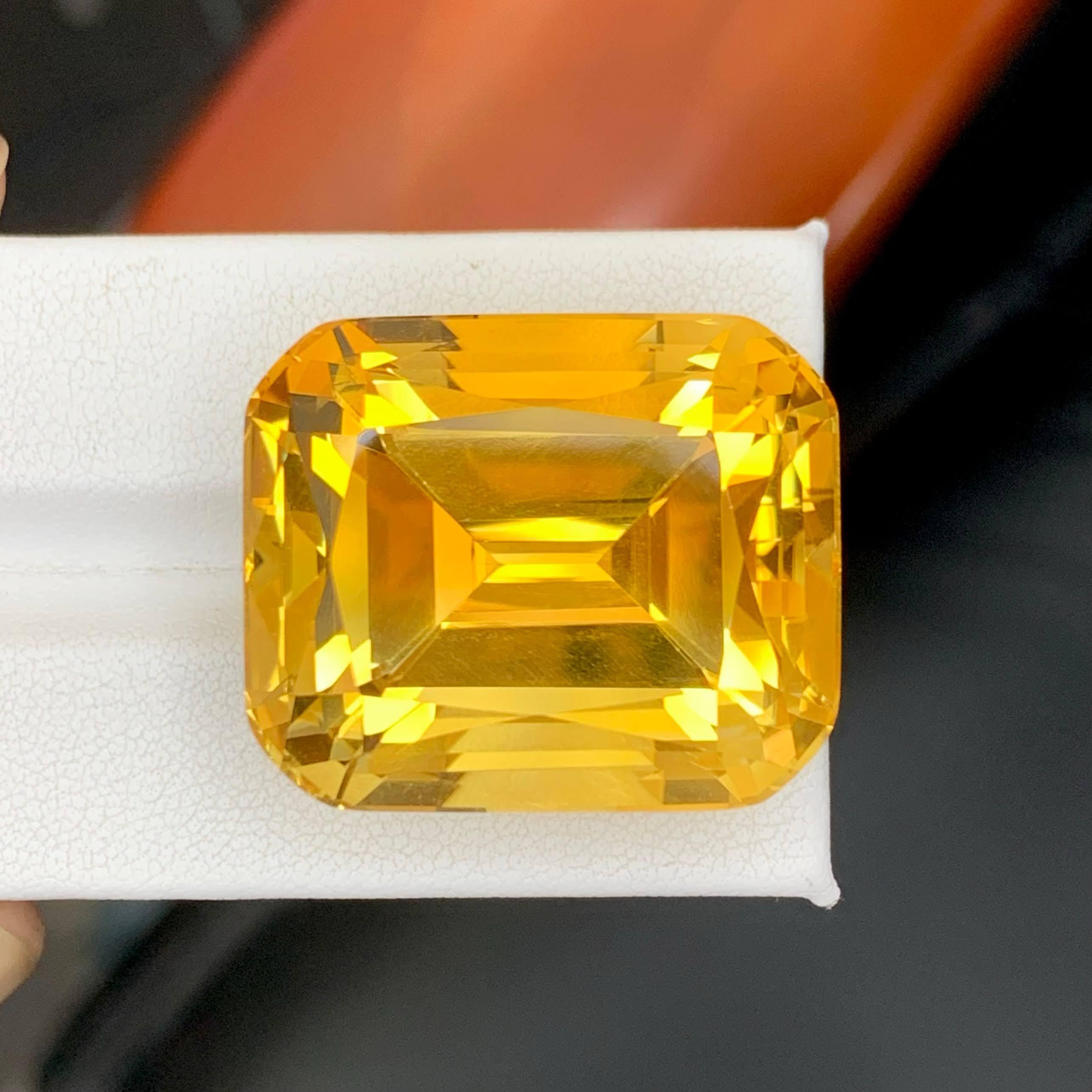 Peso 87,50 carati 
Dimensioni 25.2x22.1x19.0 mm
Trattamento Nessuno 
Origine Brasile 
Clarity Loup Clean 
Forma taglio cuscino 




Questo eccezionale Citrino Giallo Dorato da 87,50 carati proveniente dal Brasile è una gemma davvero impressionante,