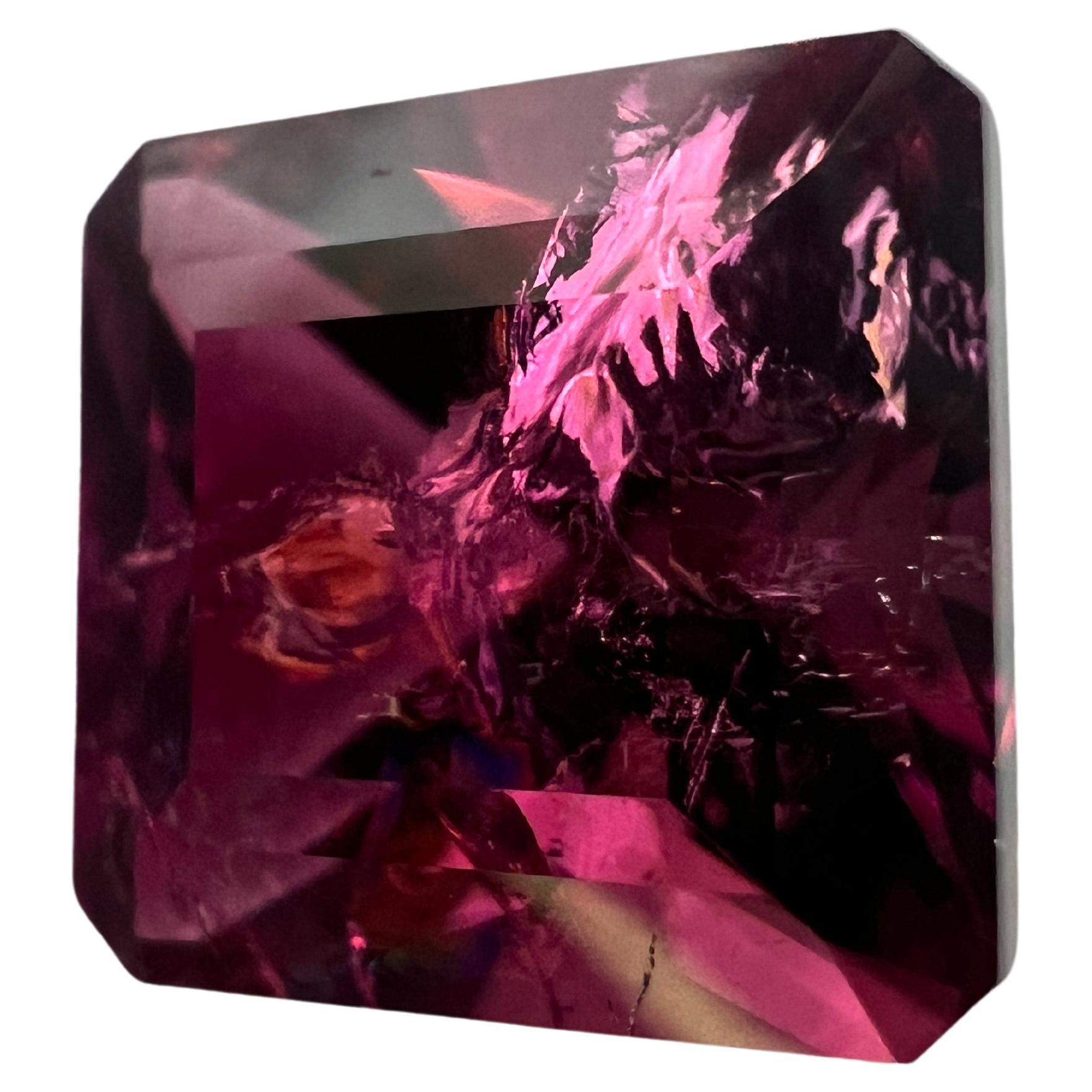Unser 8,75ct Pink Asscher Rubellit ist ein Schatz von unvergleichlicher Schönheit. Der fachmännisch im prestigeträchtigen Asscher-Stil geschliffene Edelstein verfügt über stufenförmig geschliffene Facetten, die den Blick nach innen lenken und die