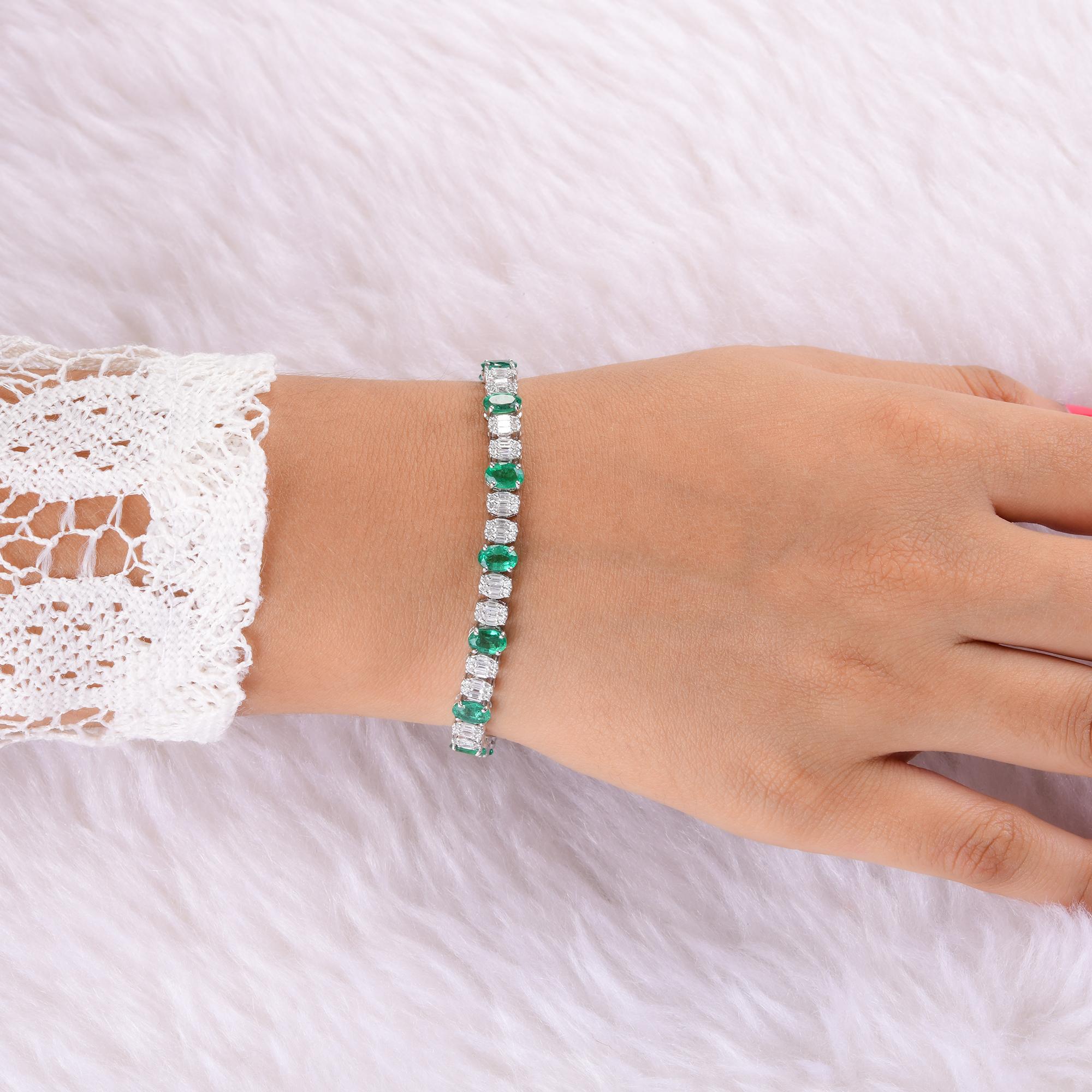 Esmeralda de Zambia talla oval de 8,75 qt Pulsera de tenis con diamantes SI/H Oro blanco de 18k
Este diseño presenta brillantes esmeraldas de talla oval engastadas horizontalmente, separadas por llamativas secciones de diamantes de talla baguette