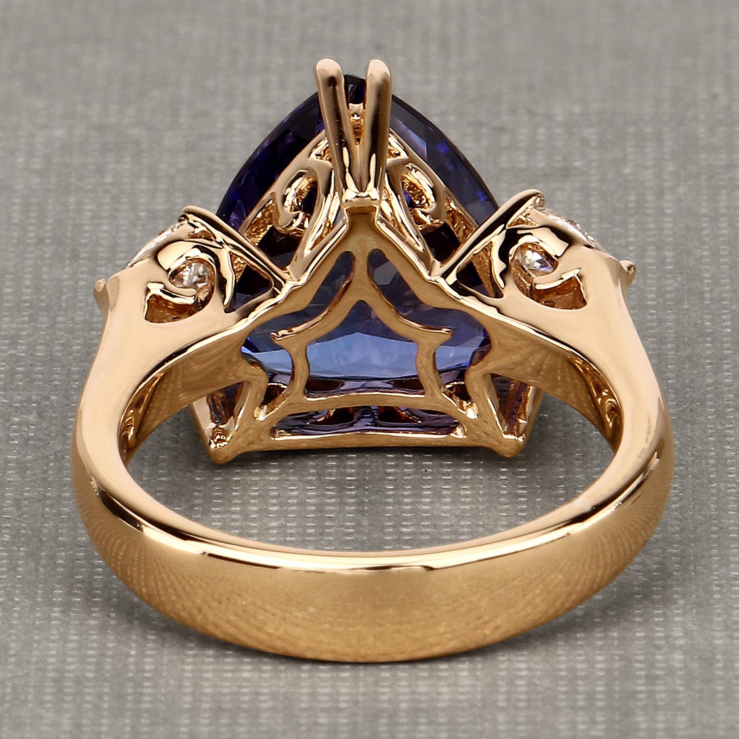 8.78 Carat Genuine Tanzanite and White Diamond 18 Karat Yellow Gold Ring In New Condition For Sale In Great Neck, NY