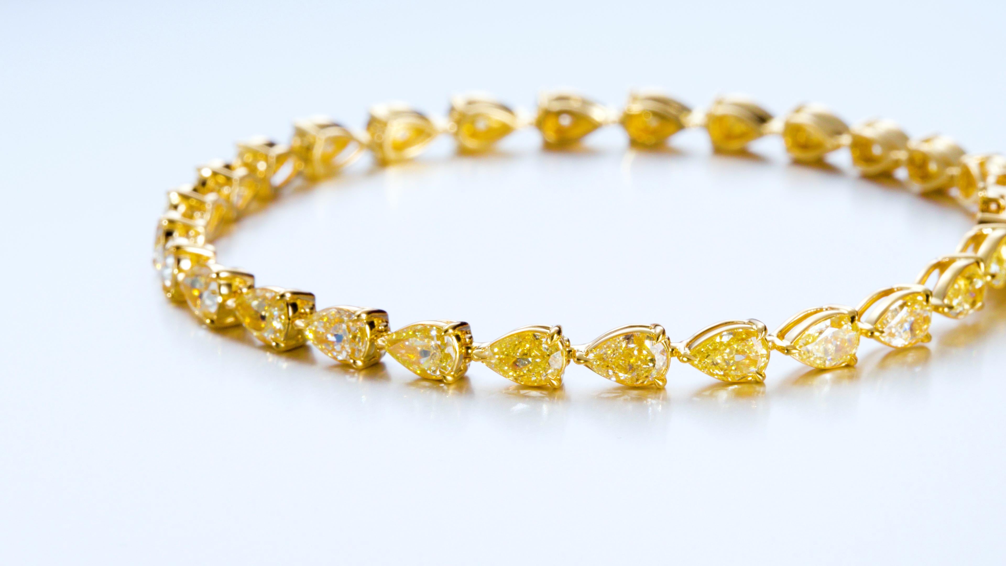 💛 Das goldene Strahlenarmband.

Dieses exquisite Tennisarmband ist ein Beweis für natürliche Schönheit und meisterhafte Handwerkskunst. Es ist mit einer außergewöhnlichen Reihe von Fancy Light Yellow-Diamanten besetzt, die in reichhaltiges