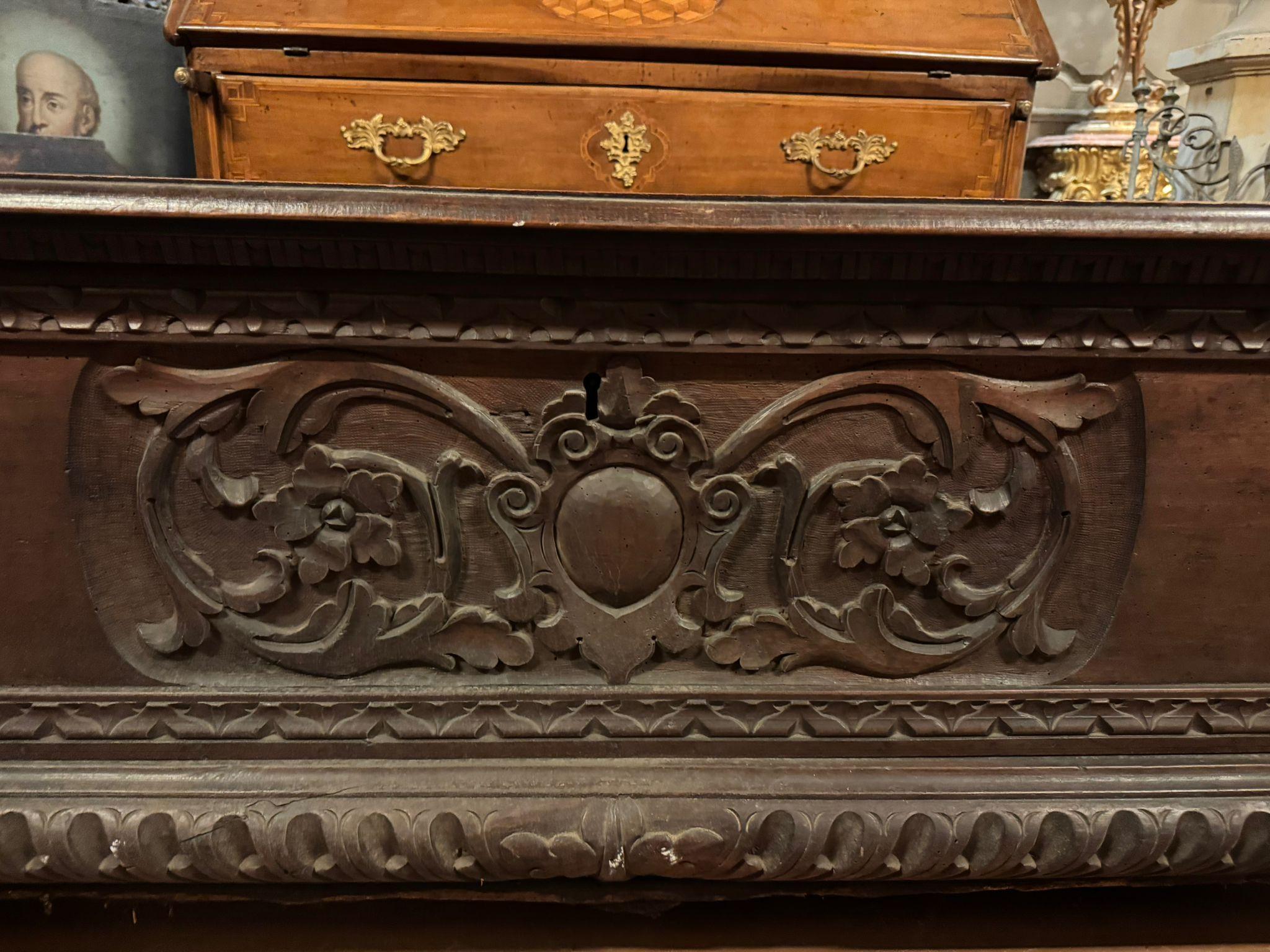 879 / 5.000 Elegant and imposing carved chest, made of solid dark walnut, Italy For Sale 3