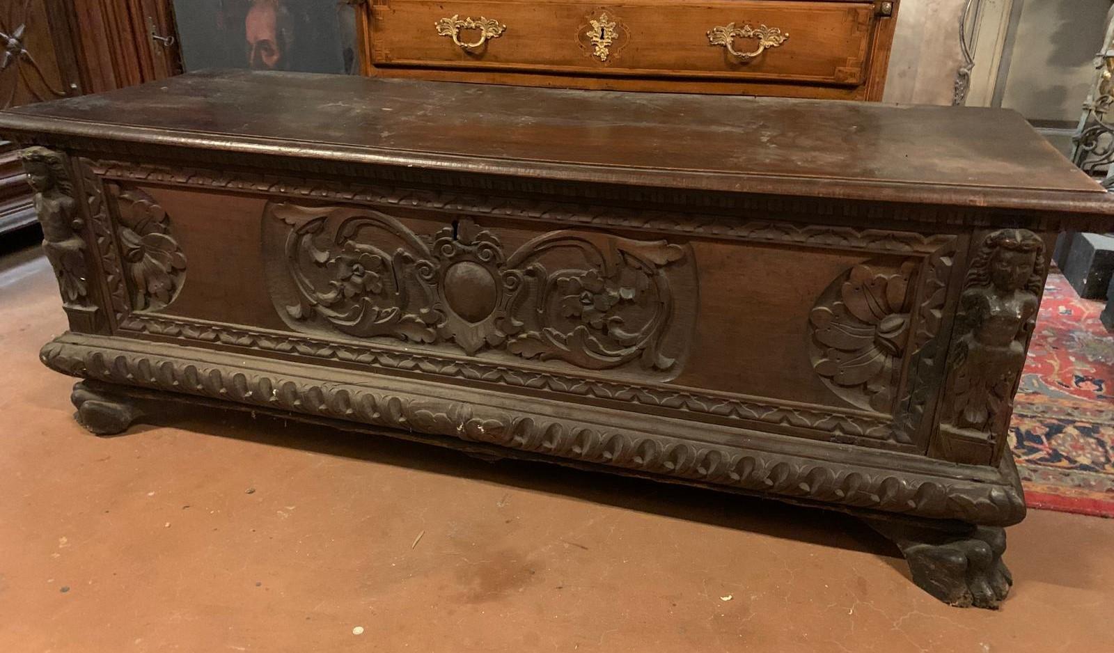 879 / 5.000 Elegant and imposing carved chest, made of solid dark walnut, Italy In Good Condition For Sale In Cuneo, Italy (CN)