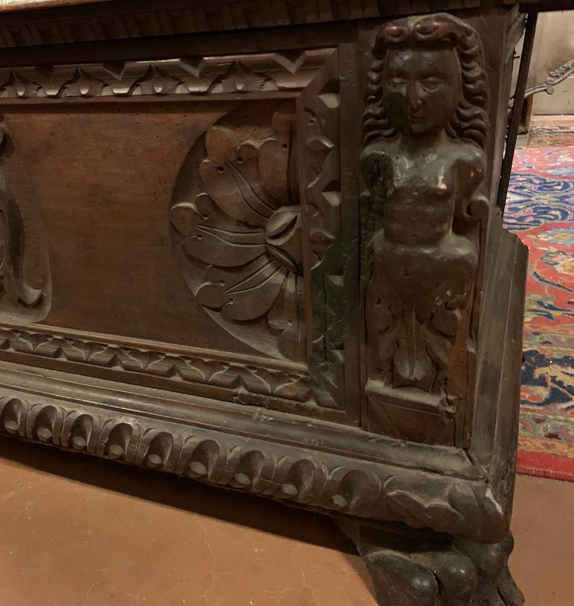 18th Century and Earlier 879 / 5.000 Elegant and imposing carved chest, made of solid dark walnut, Italy For Sale