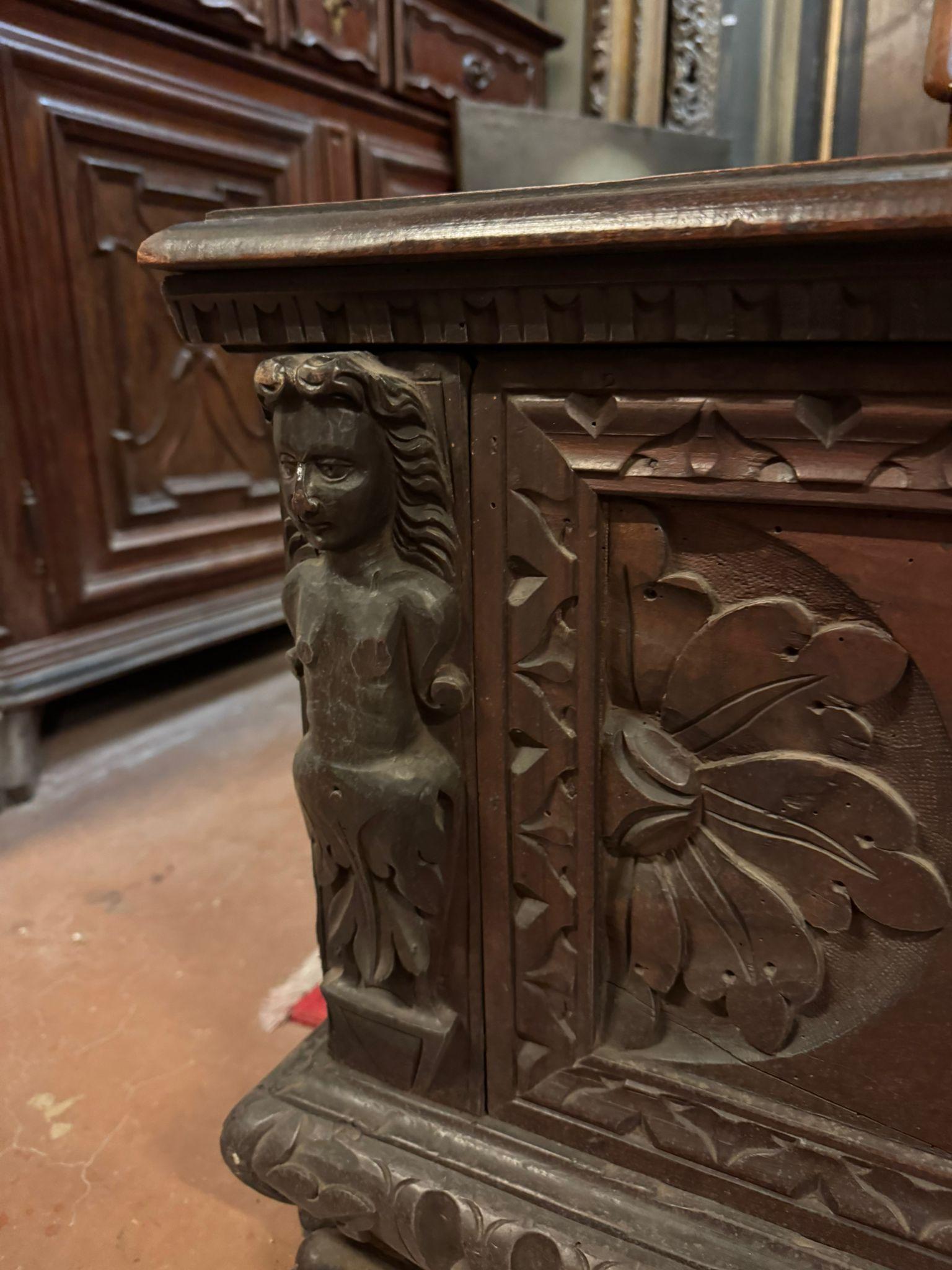 Walnut 879 / 5.000 Elegant and imposing carved chest, made of solid dark walnut, Italy For Sale
