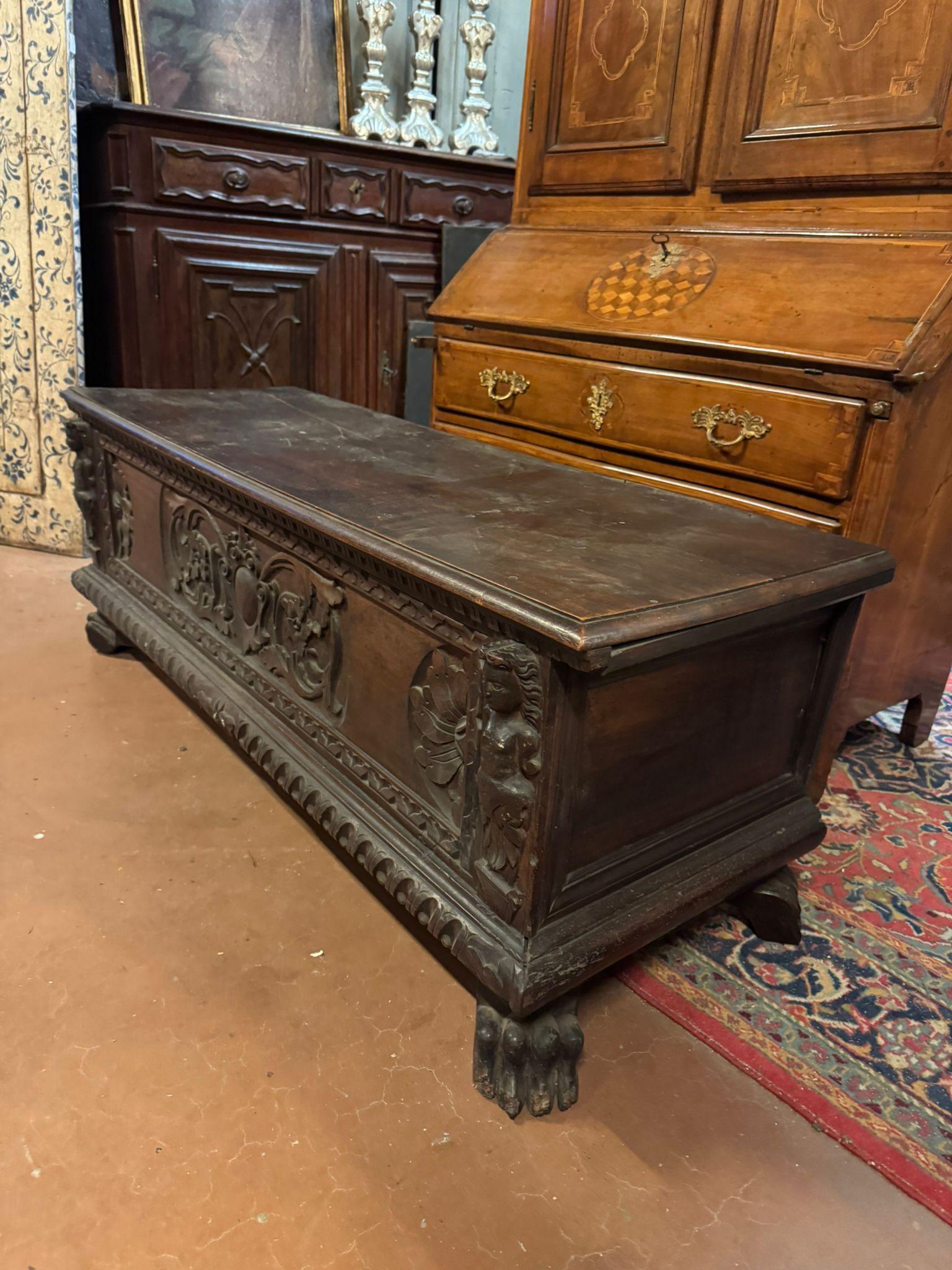 879 / 5.000 Elegant and imposing carved chest, made of solid dark walnut, Italy For Sale 1