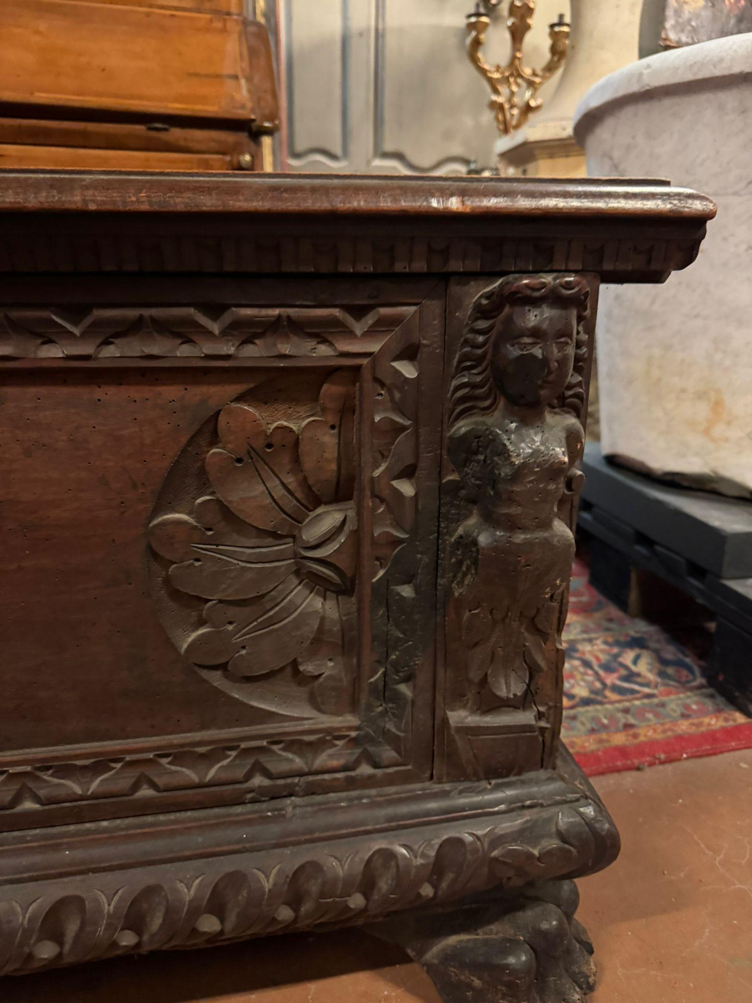 879 / 5.000 Elegant and imposing carved chest, made of solid dark walnut, Italy For Sale 2