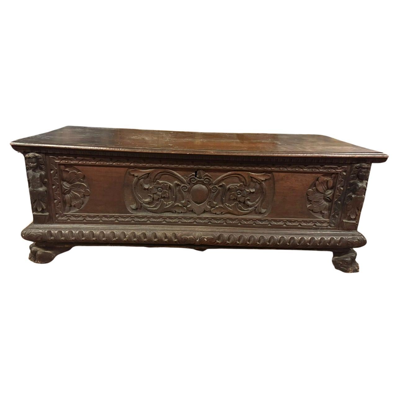 879 / 5.000 Elegant and imposing carved chest, made of solid dark walnut, Italy For Sale