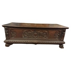 879 / 5.000 Elegant and imposing carved chest, made of solid dark walnut, Italy