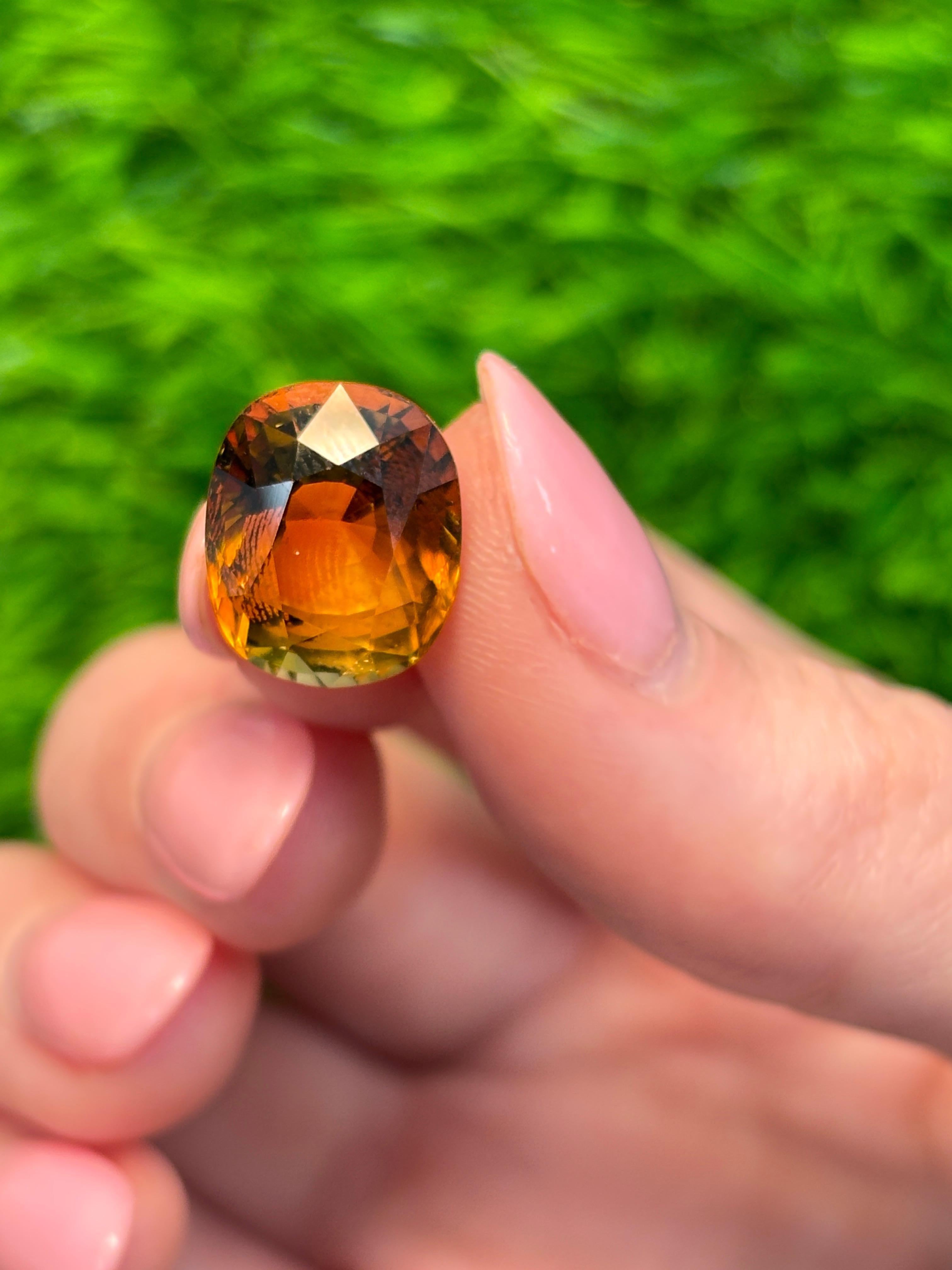 Contemporaneo Gemma sfusa di tormalina marrone ricca Nature da 8,79 carati con taglio a cuscino in vendita