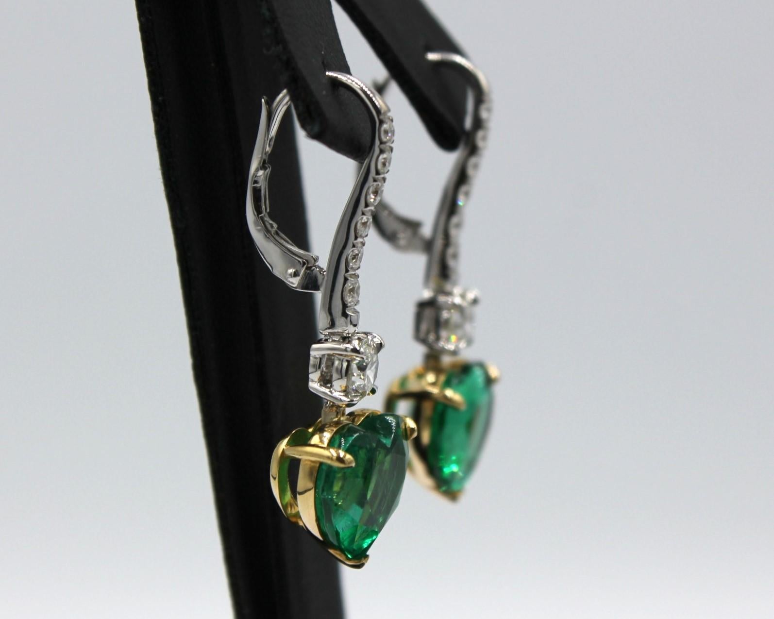 8,79 Karat herzförmiger Smaragd- und Diamant-Ohrring im Zustand „Neu“ im Angebot in New York, NY