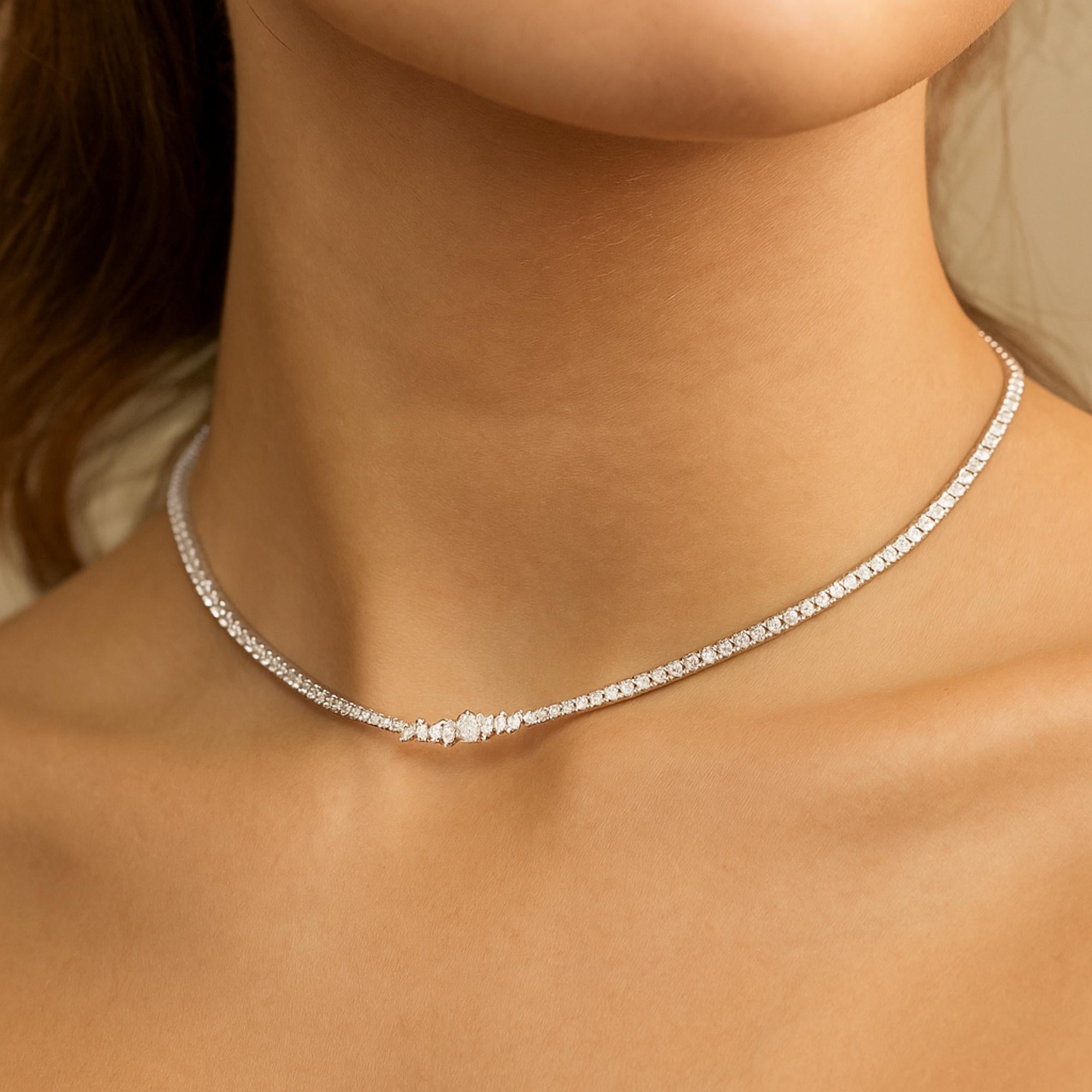 Este collar gargantilla de diamantes es una verdadera obra de arte, que muestra la belleza y la elegancia intemporales de los diamantes. Tanto si se lleva solo como combinado con otros collares, te garantizamos que causará una impresión duradera. Su