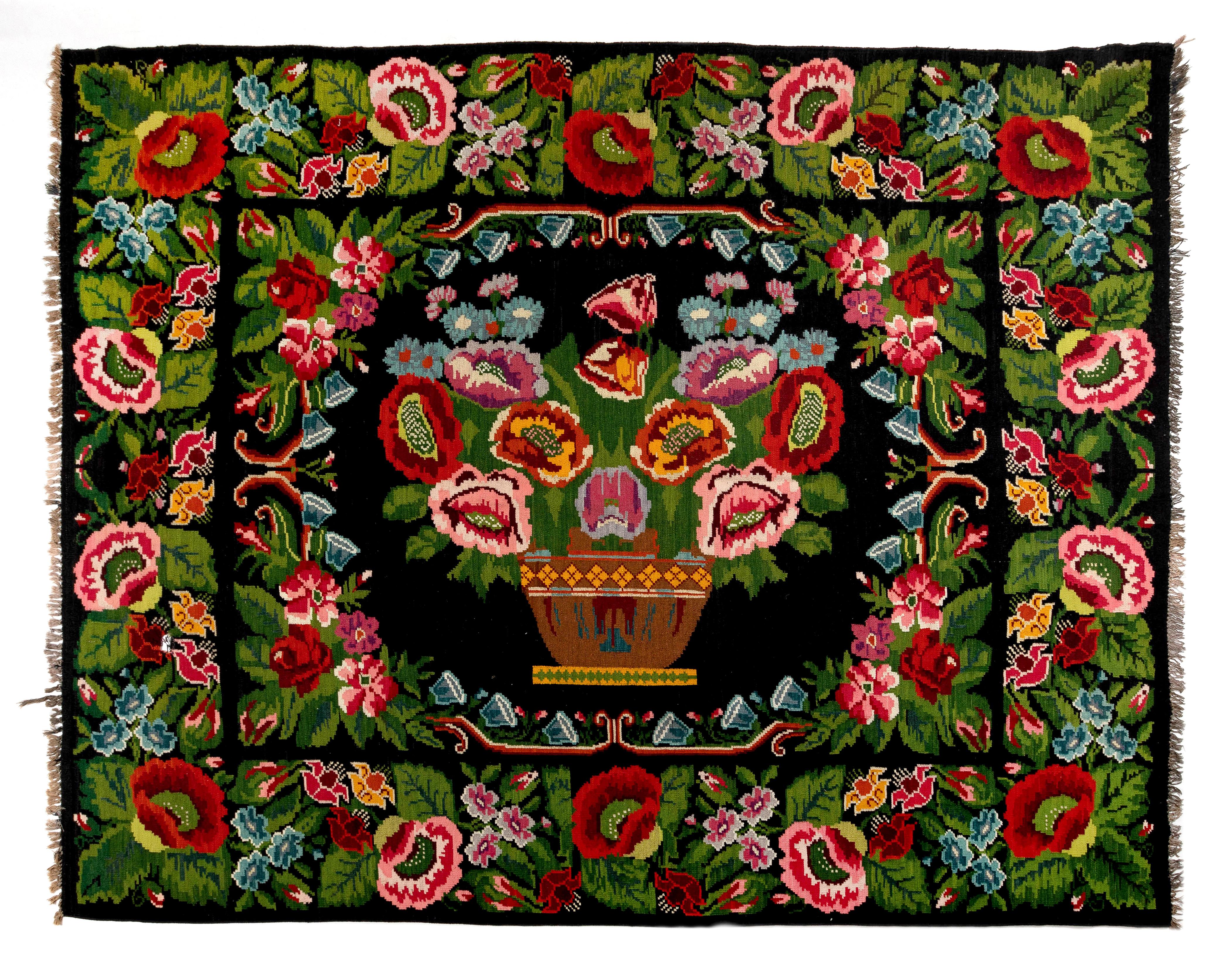 Kilim de Besarabia vintage único en su especie. Medidas: 8,7x10,5 Pies.
Una alfombra tejida a mano de Europa del Este, procedente de Moldavia. Estos tejidos planos tradicionales moldavos se inspiran en las alfombras de Aubusson vintage, pero se