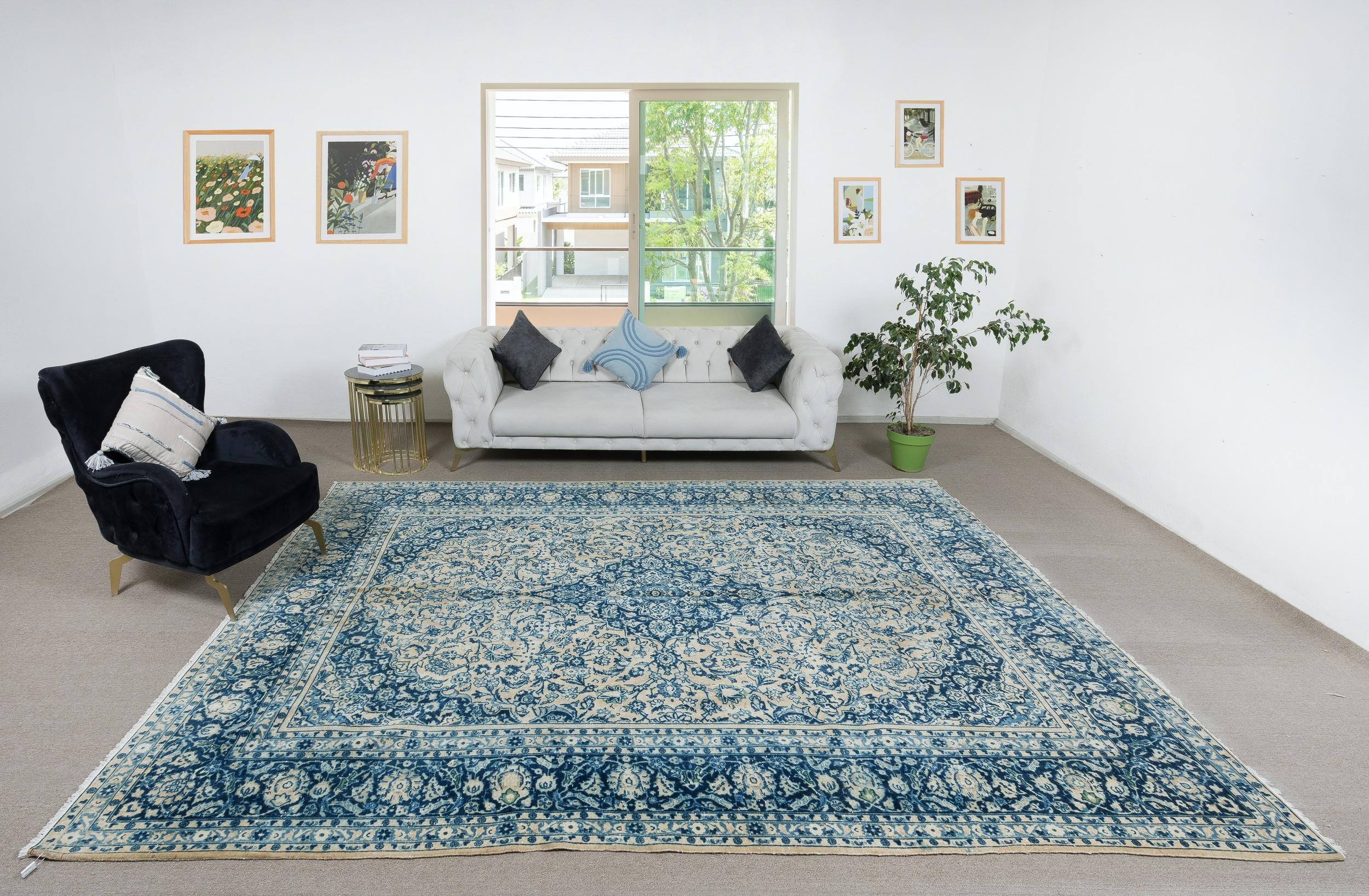 Infondi nella tua casa la bellezza senza tempo di questo tradizionale tappeto turco vintage fatto a mano, un capolavoro annodato a mano e realizzato con una lussuosa miscela di lana e cotone. Tessuto da abili artigiani con tecniche secolari, questo