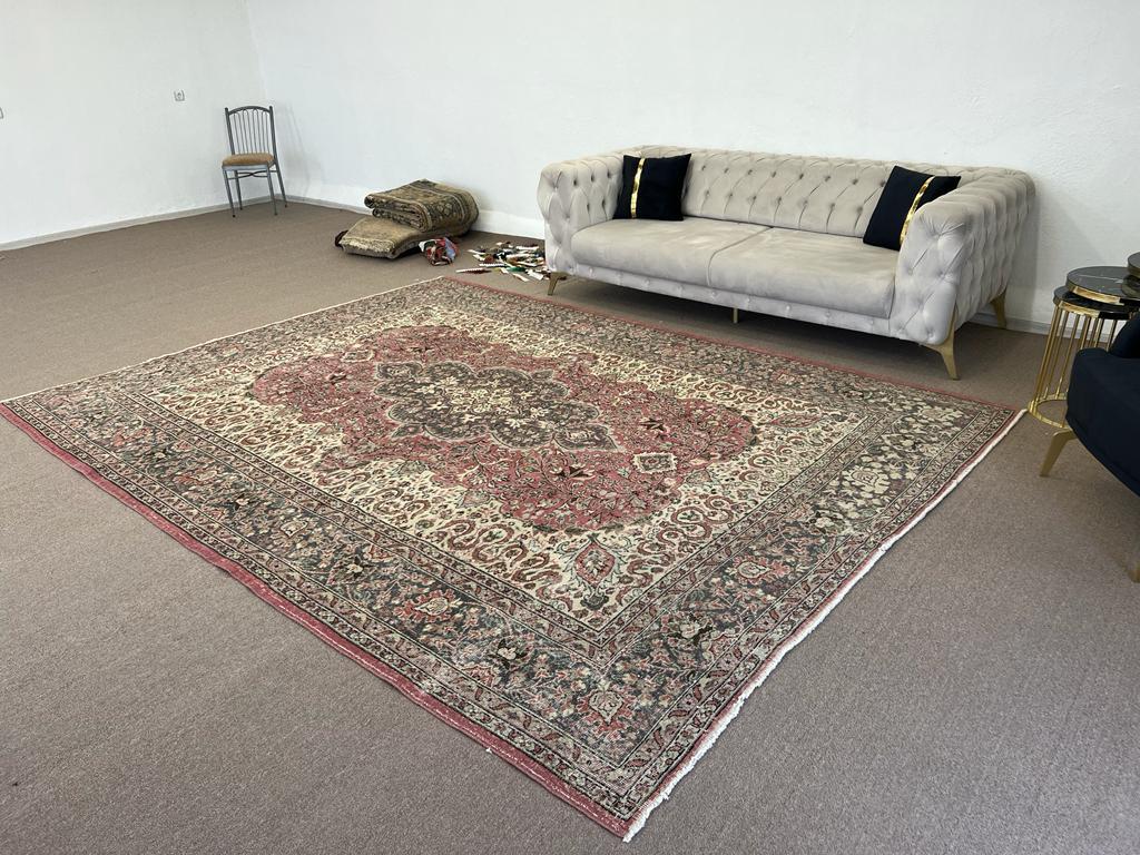 Hand-Woven 8.7x11.6 Ft - Fine Hand-Knotted Vintage Turkish Area Rug, circa 1940 For Sale