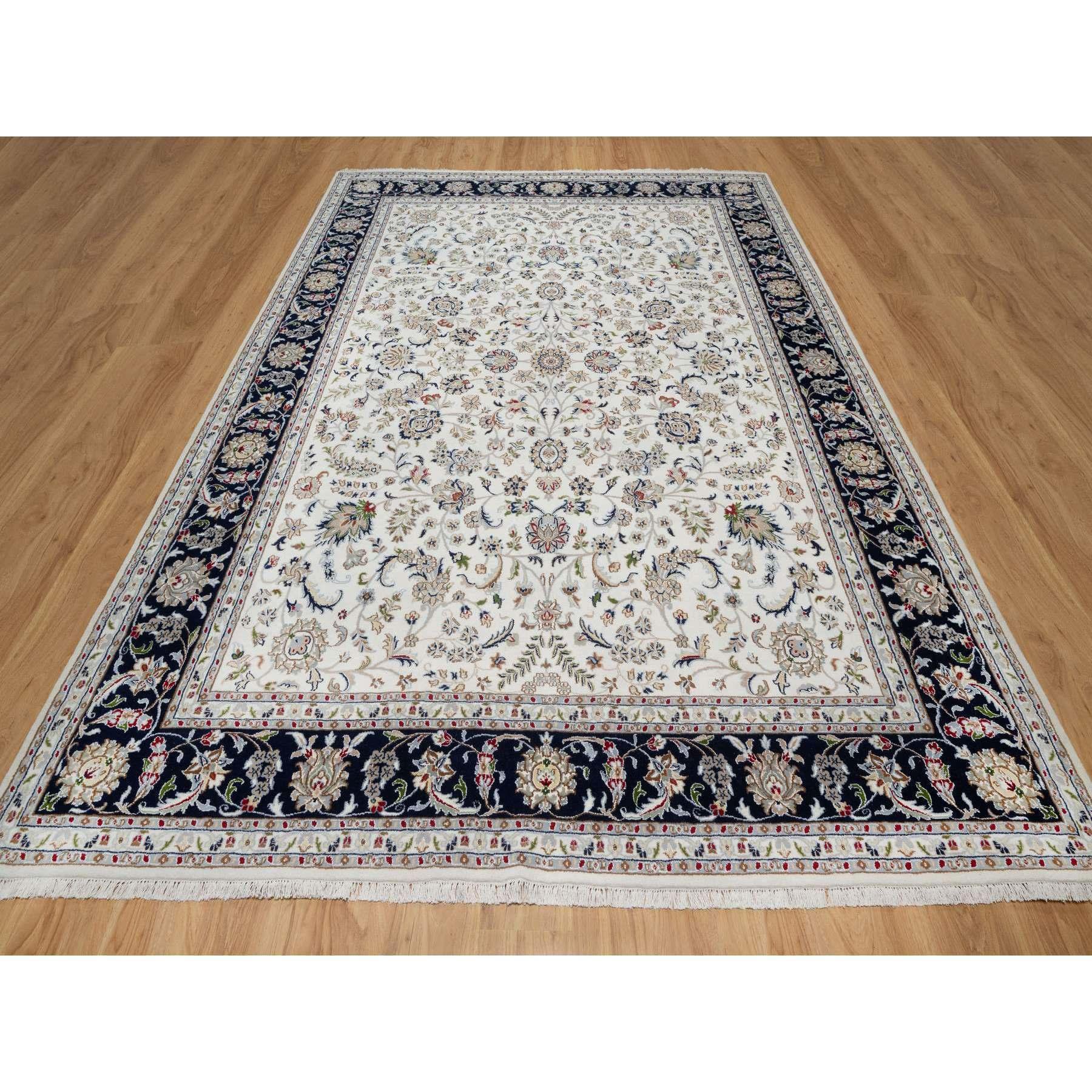 Baumwolle weiß, handgeknüpft, Nain mit All-Over-Blumenmuster, 250 KPSI, Wolle und Seide, Orientteppich
Primäre MATERIALIEN: Wolle & Seide
Latex: Kein Flor 
Höhe: 0,25 Zoll
Stil: Traditionell
Grundfarbe: Elfenbein
Sekundäre Farben: Grün, Braun,