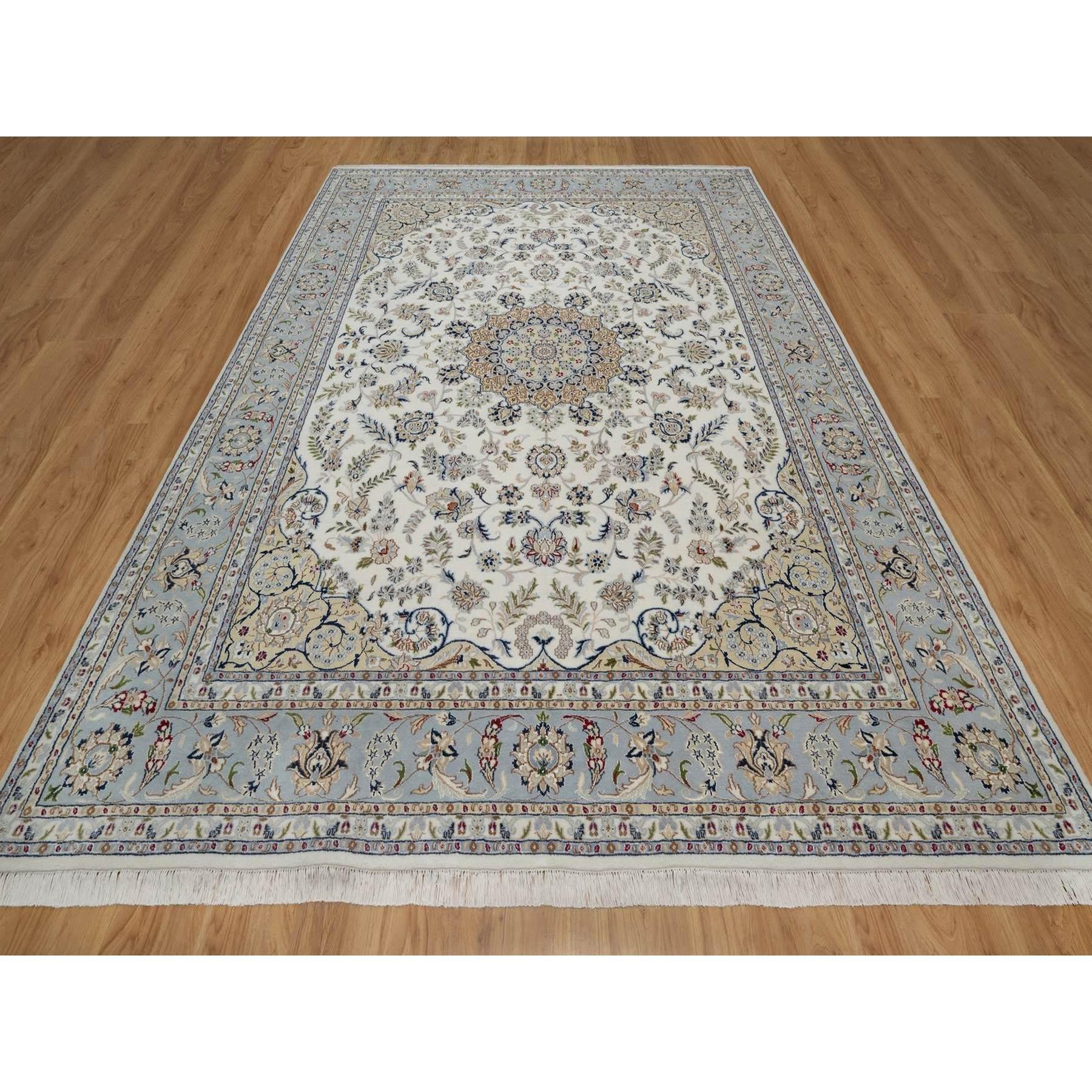 Flüsterweiß, Wolle und Seide, Nain mit Blumenmedaillon-Design, 250 KPSI, weicher Flor, handgeknüpft, Orientteppich
Primäre MATERIALIEN: Wolle & Seide
Latex: Kein Flor 
Höhe: 0,25 Zoll
Stil: Traditionell
Grundfarbe: Elfenbein
Sekundäre Farben: Braun,