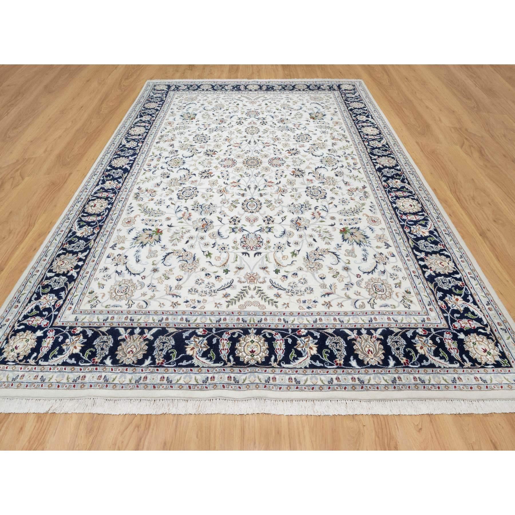Tappeto Orientale, Bianco Primavera, Lana e Seta, Design/One floreale, 250 KPSI, Annodato a mano, Tappeto Orientale
Materiali primari: Lana e seta
Lattice: No Pile 
altezza: 0,25 pollici
Stile: Tradizionale
Colore primario: Avorio
Colori secondari: