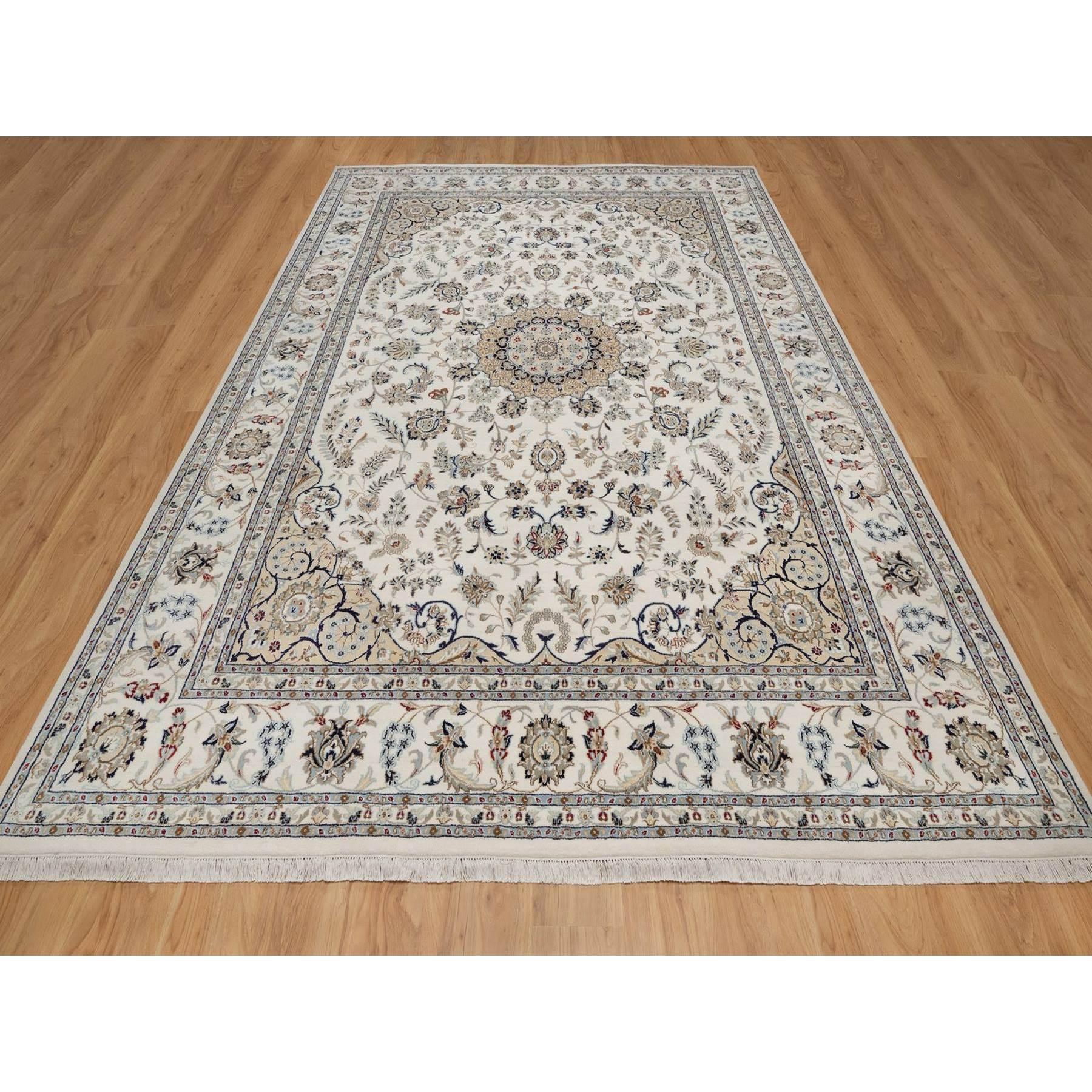 Bianco perla, Nain con disegno di medaglioni floreali, Annodato a mano, Lana e seta, 250 KPSI, Pile morbido, Tappeto orientale
Materiali primari: Lana e seta
Lattice: No Pile 
altezza: 0,25 pollici
Stile: Tradizionale
Colore primario: Avorio
Colori