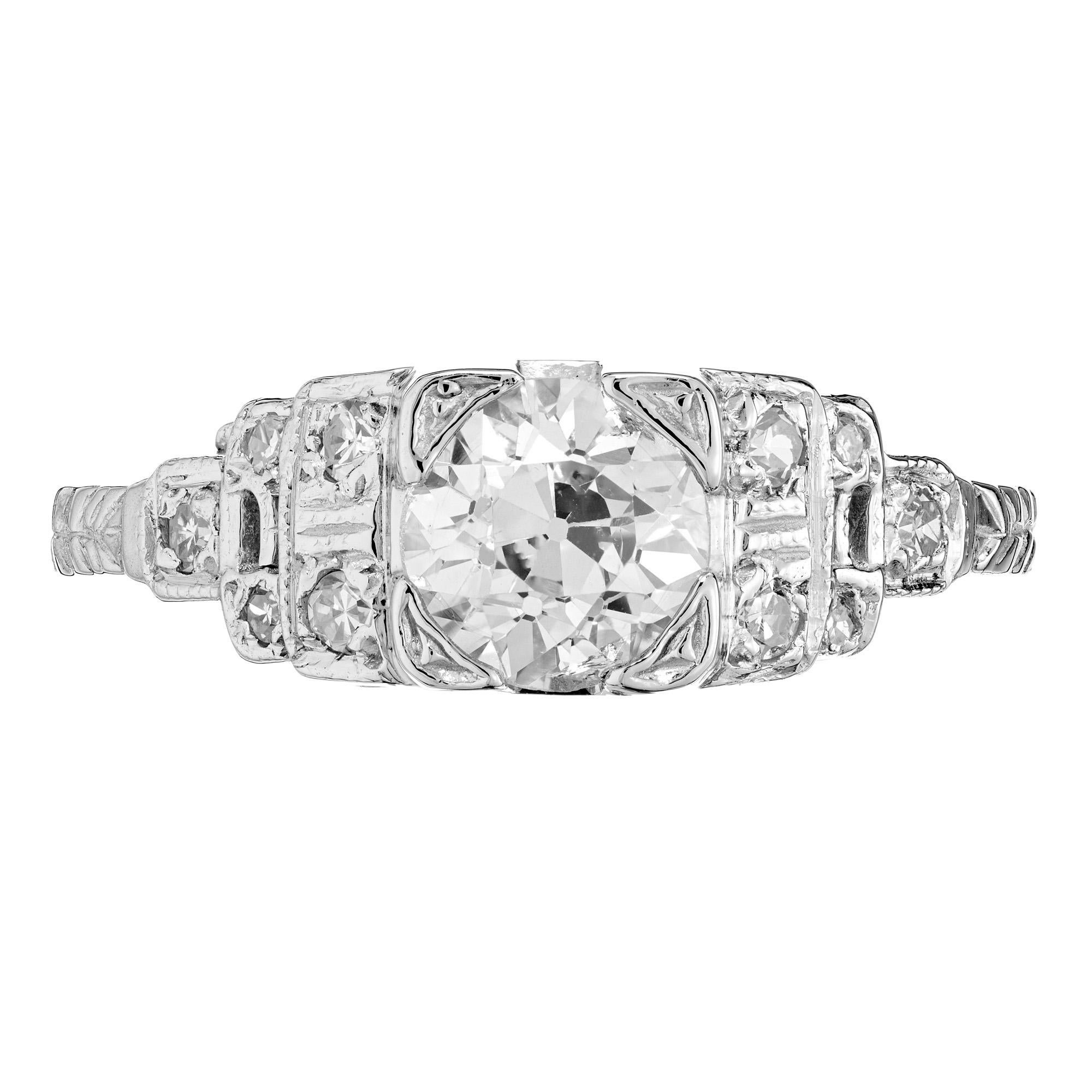 Bague de fiançailles Art Déco 1930-1939 en platine et diamants, avec épaulement en gradins et filigrane. Diamants originaux de taille européenne ancienne, brillants et étincelants. 

1 diamant de taille européenne ancienne, poids total approx. 0,88