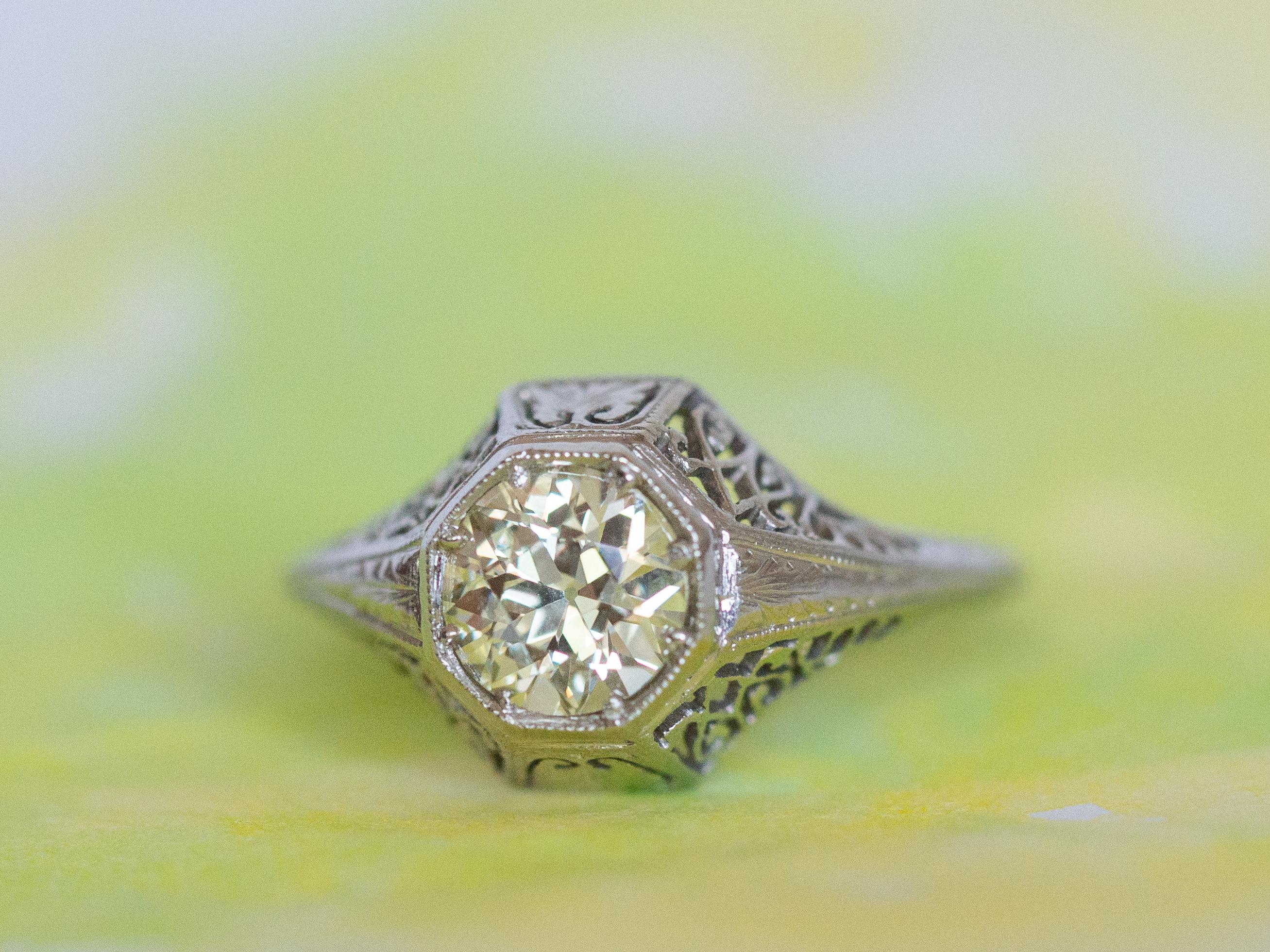 Anello di fidanzamento in platino con diamante da .88 carati in vendita 2