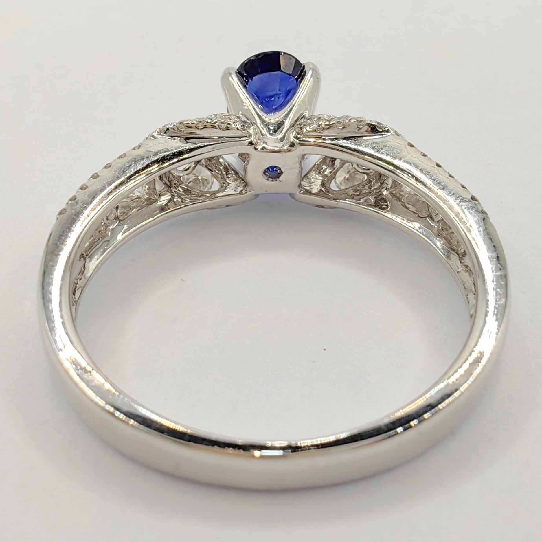 .88 Carat Oval-Cut Sapphire 88 Diamond Cluster Ring in 18k White Gold In New Condition For Sale In Wan Chai District, HK