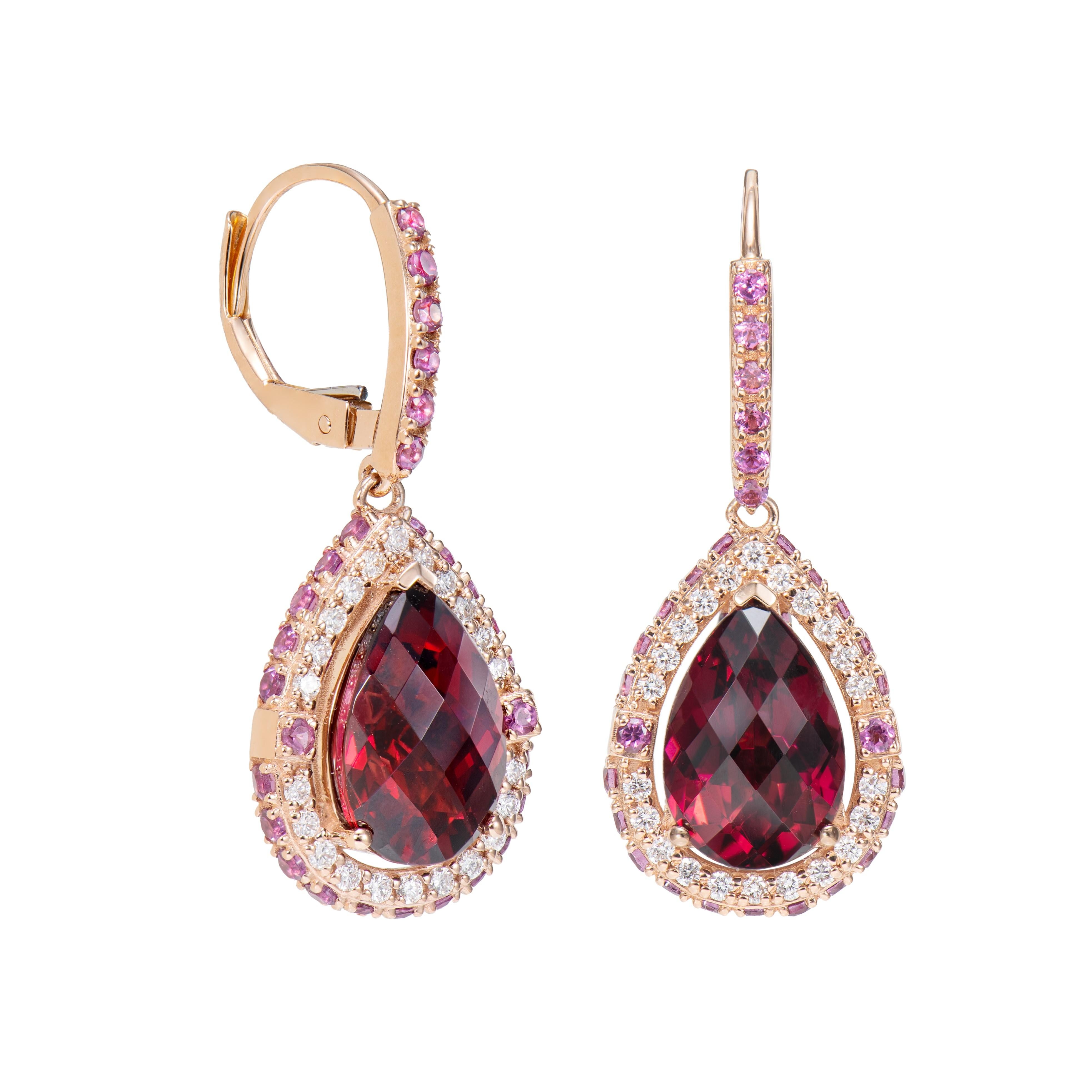 Zu Ehren von Magenta, der Farbe des Jahres 2023, präsentieren wir unsere exklusive Radiating Rhodolite Kollektion. Die herrlichen Magentatöne dieser Edelsteine kommen in einer klassischen Roségoldfassung mit weißen Diamanten zur