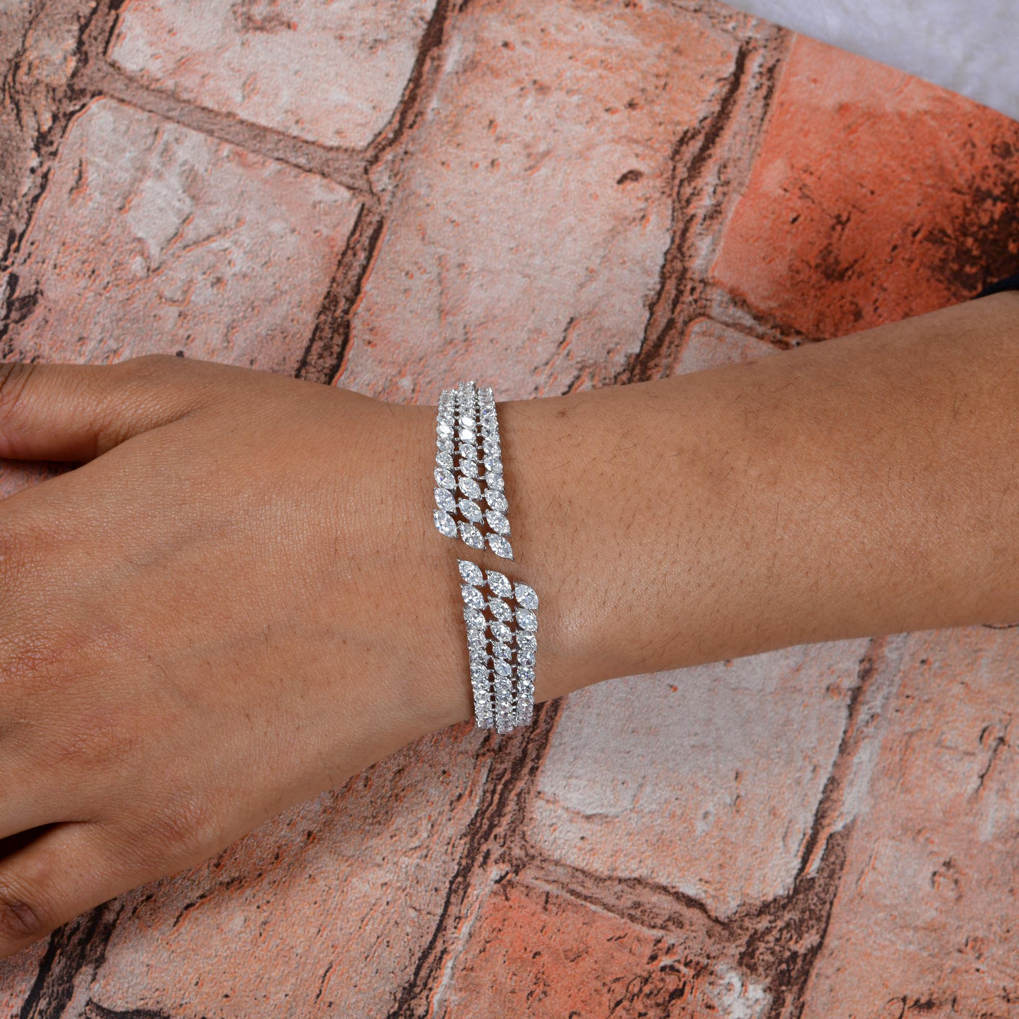 Dieses breite Manschettenarmband aus 14 Karat Weißgold mit 8,8 Karat SI/H natürlichen Diamanten im Marquise-Schliff ist in den Baumreihen in einem schrägen Muster gefasst und bildet ein breites Armband.  
Diamanten sind ein universelles Symbol für