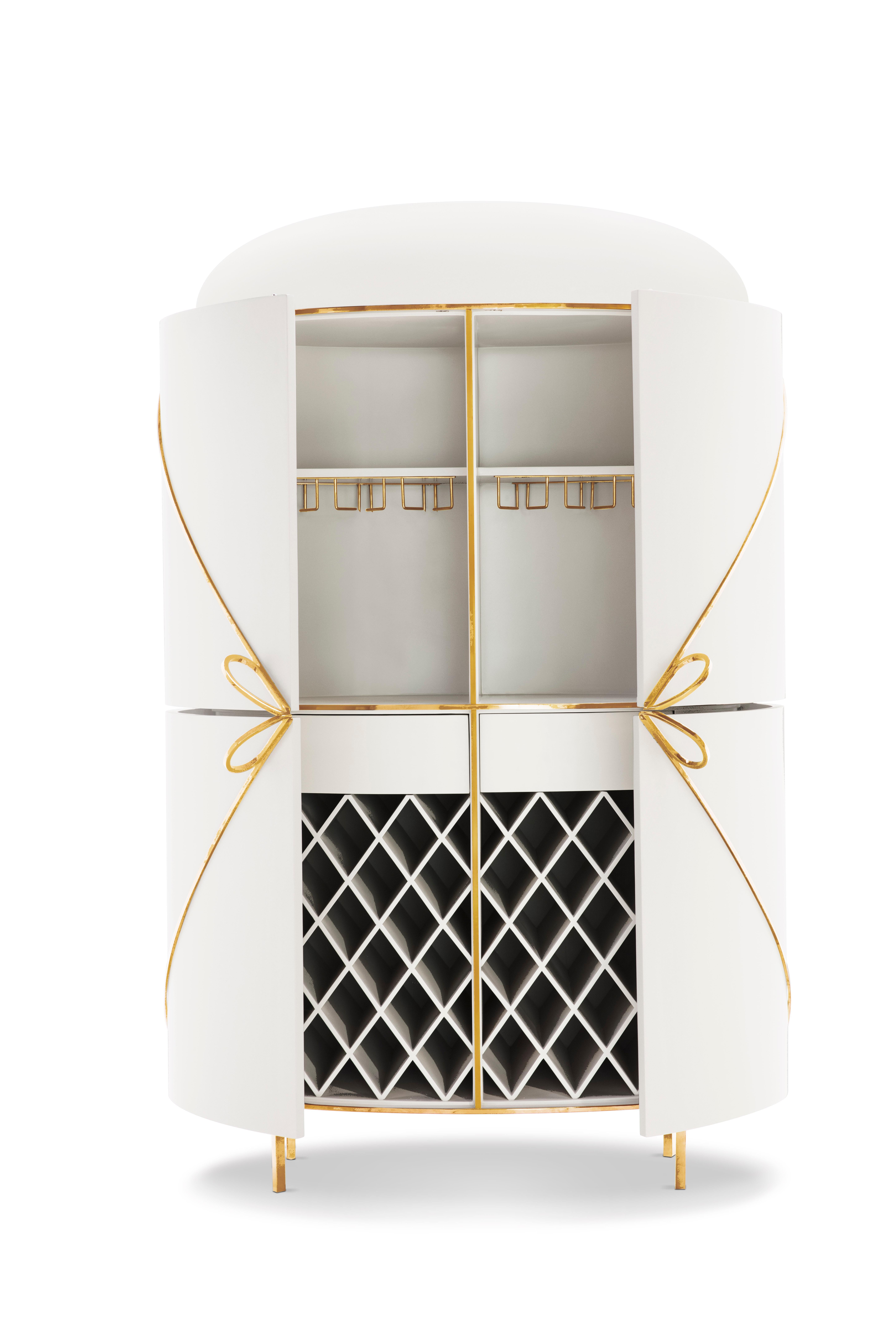 88 Secrets White Bar Cabinet with Gold Trims von Nika Zupanc ist ein makelloser, weißer Barschrank mit sinnlichen, femininen Linien und luxuriösen Metallverzierungen in Gold. Ein Blickfang in jedem Innenraum!

Nika Zupanc, eine auffallend