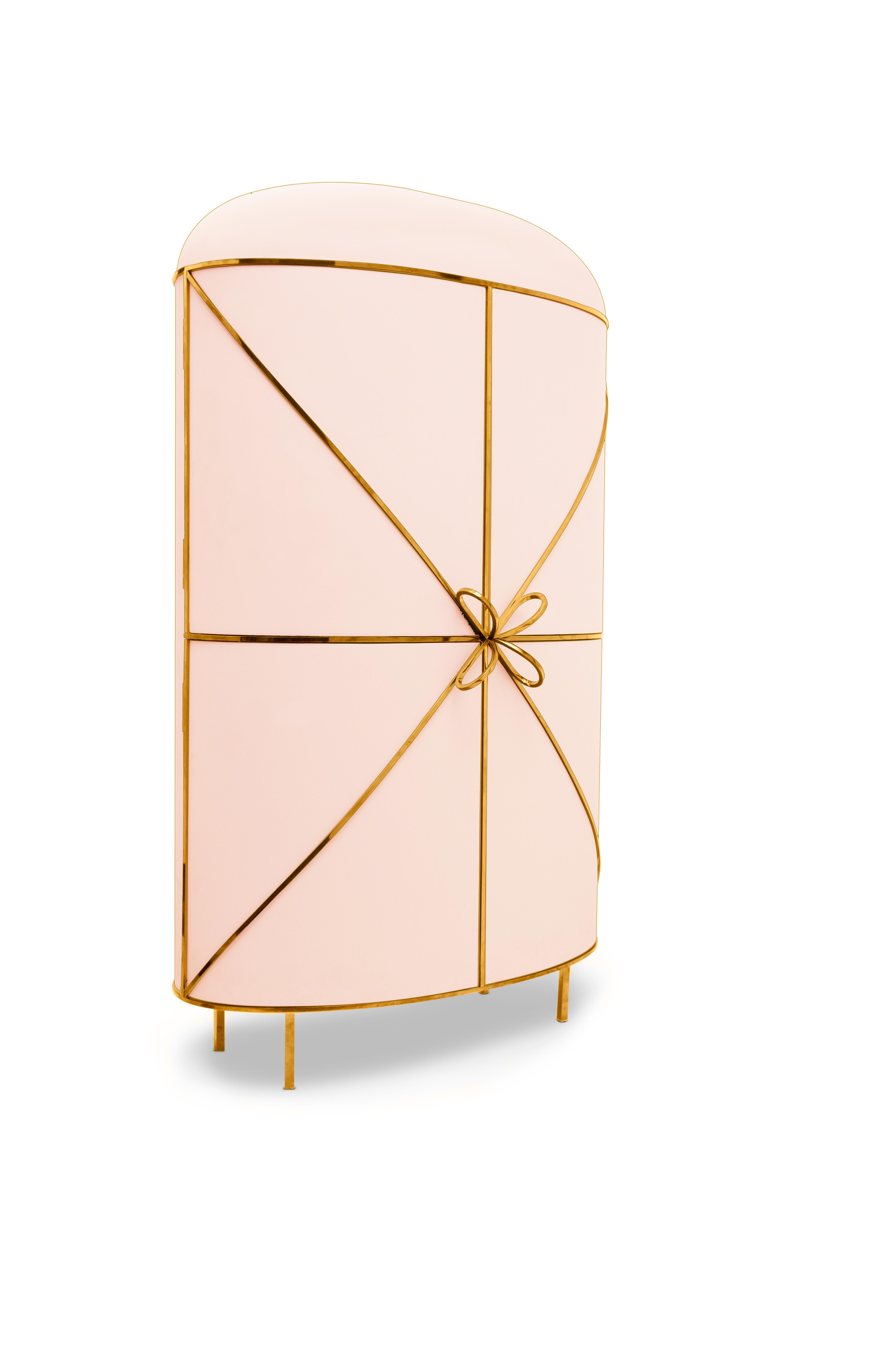 88 Secrets Pink Bar Cabinet with Gold Trims von Nika Zupanc ist ein schicker pinker Barschrank mit sinnlichen, femininen Linien und luxuriösen goldenen Metallverzierungen. Ein Blickfang in jedem Innenraum!

Nika Zupanc, eine auffallend renommierte