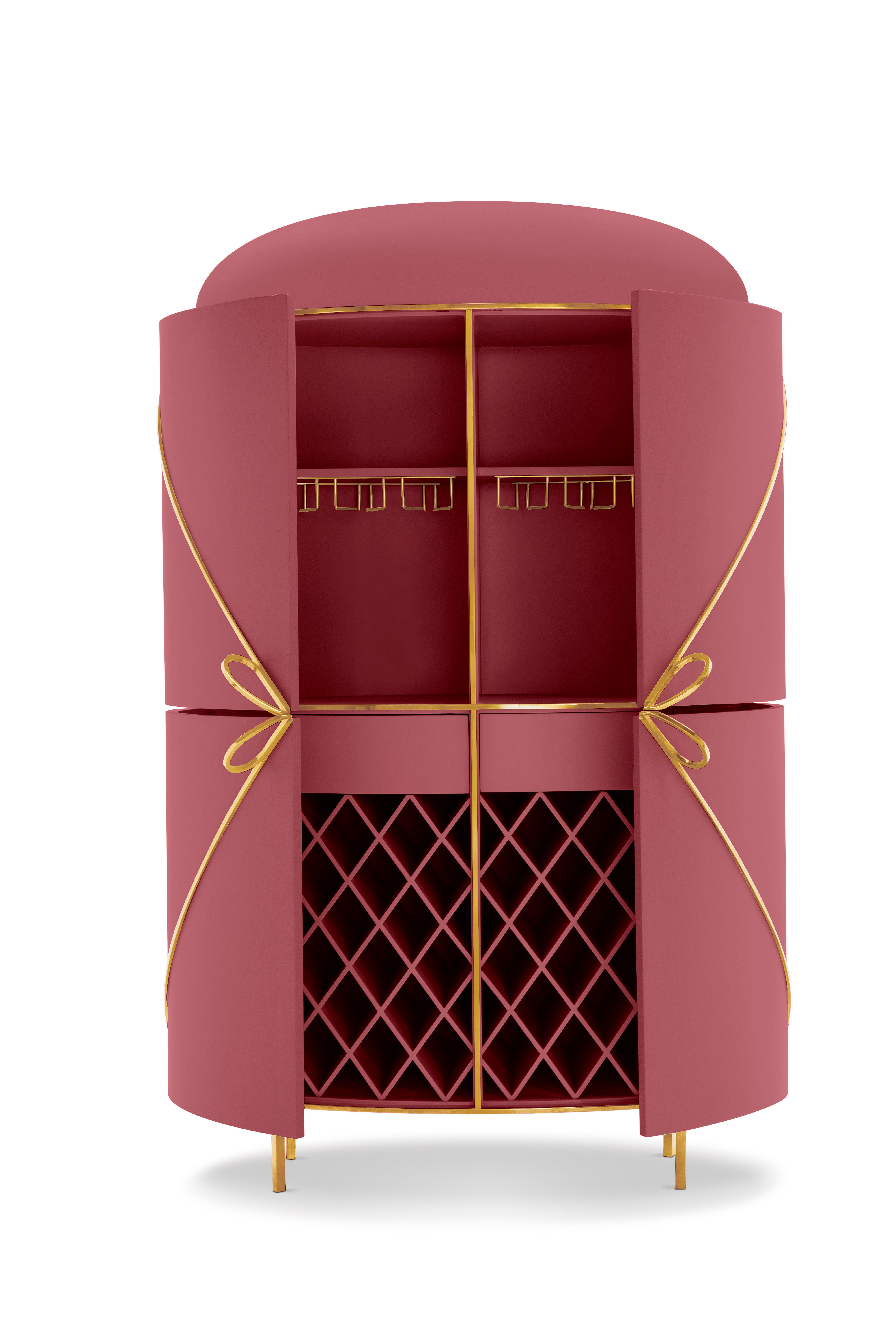 88 Secrets Rose Pink Bar Cabinet with Gold Trims von Nika Zupanc ist ein rosafarbener Barschrank mit sinnlichen, femininen Linien und luxuriösen Metallverzierungen in Gold. Ein Blickfang in jedem Innenraum!

Nika Zupanc, eine auffallend renommierte