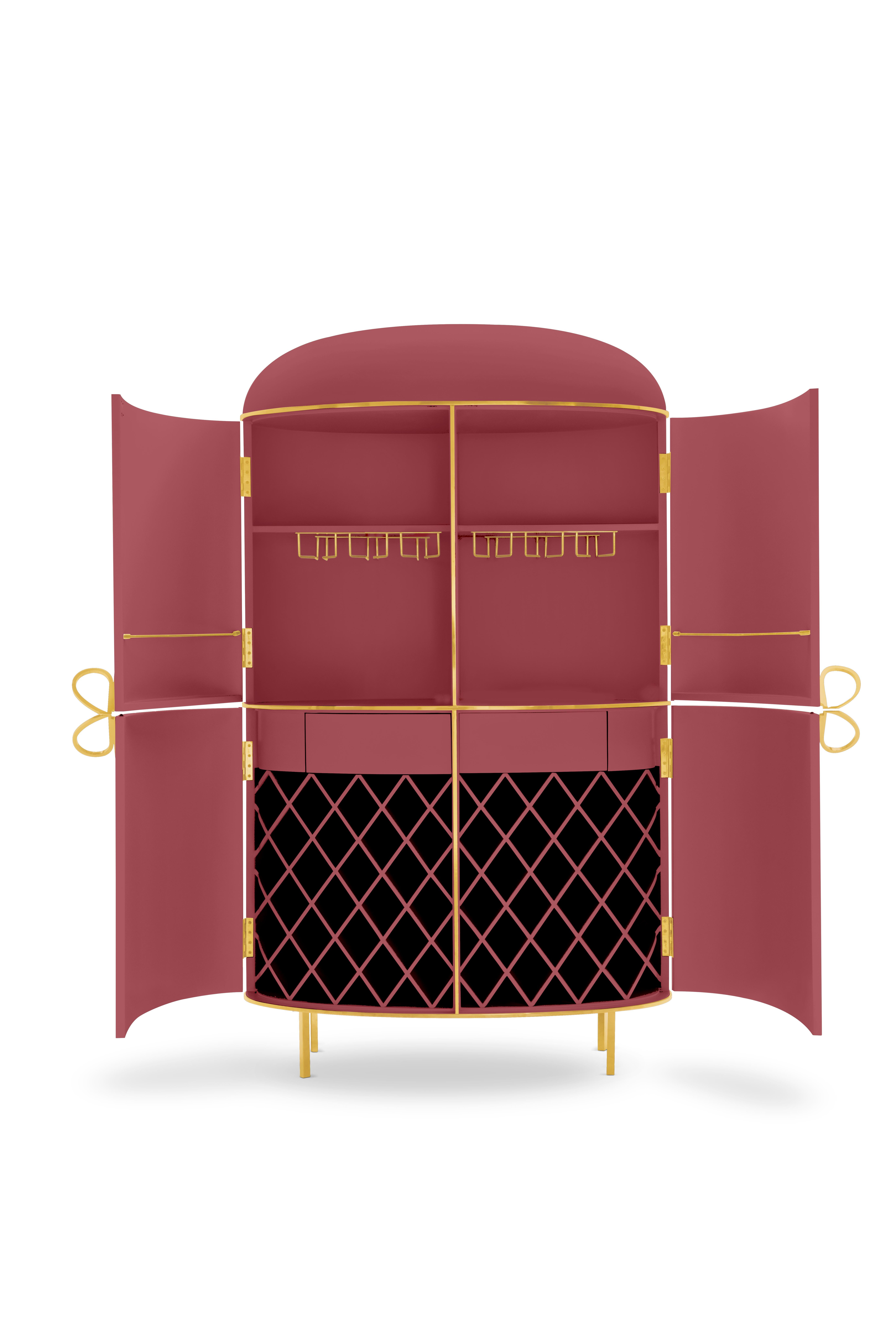 88 Secrets Rosafarbener Barschrank mit Goldverzierungen von Nika Zupanc (Moderne) im Angebot