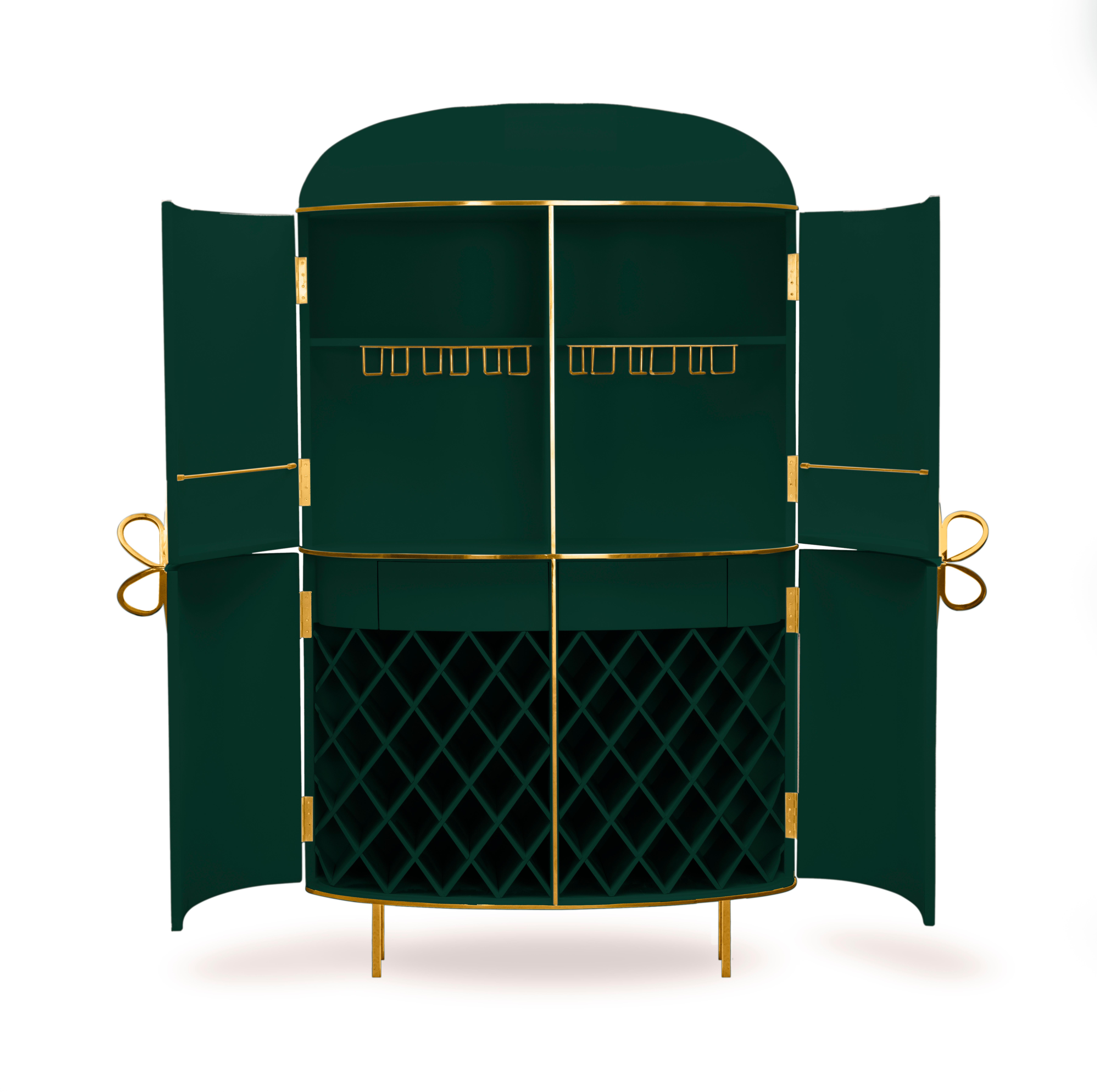 le meuble bar 88 Secrets Green avec garnitures dorées de Nika Zupanc est un meuble bar d'un riche vert profond aux lignes sensuelles et féminines, avec de luxueuses garnitures métalliques dorées. Une pièce maîtresse dans tout espace intérieur !