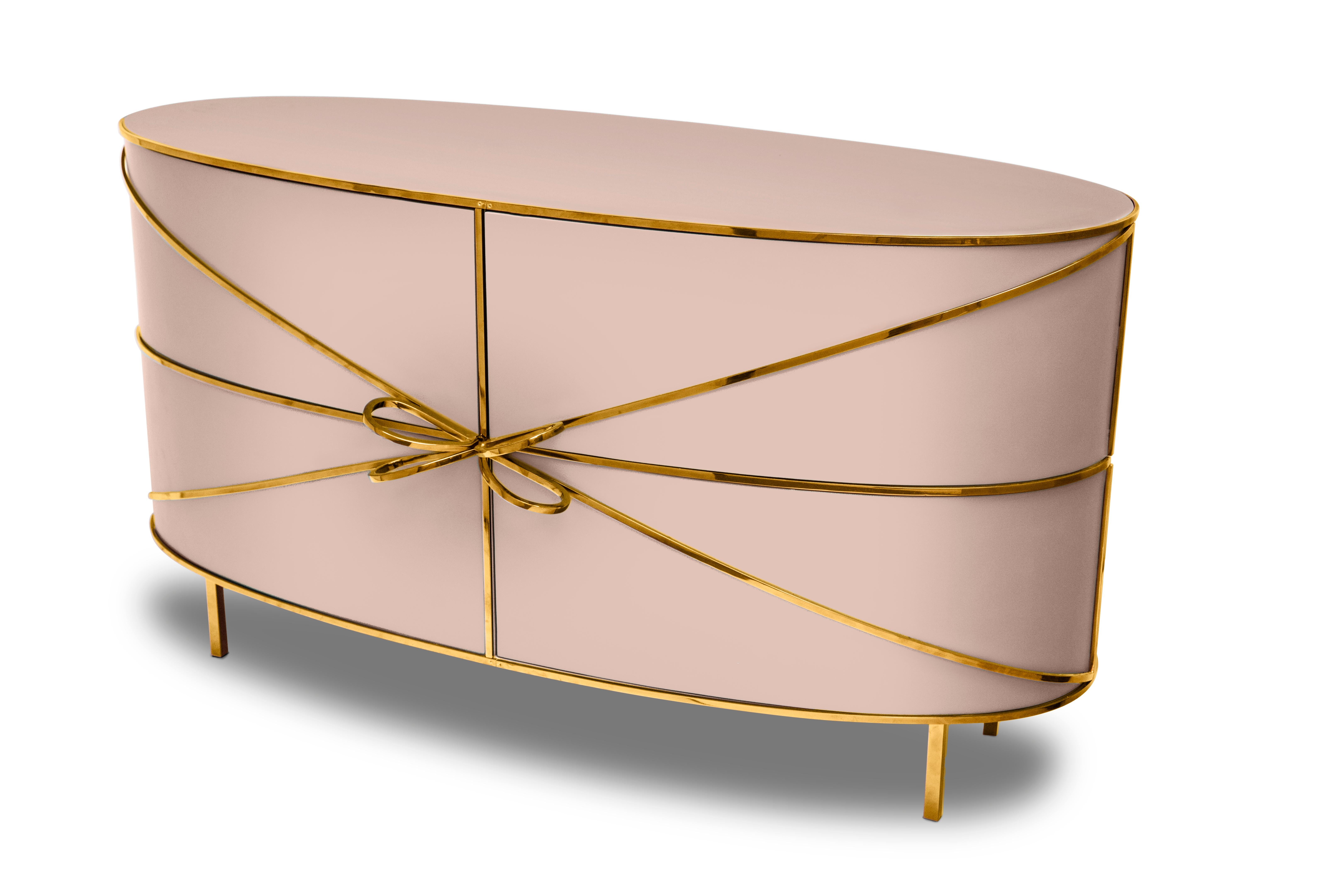 88 Secrets Pink Sideboard with Gold Trims von Nika Zupanc ist ein eleganter rosafarbener Schrank mit sinnlichen, femininen Linien und luxuriösen goldenen Metallverzierungen. Ein Blickfang in jedem Innenraum!

Nika Zupanc, eine auffallend renommierte