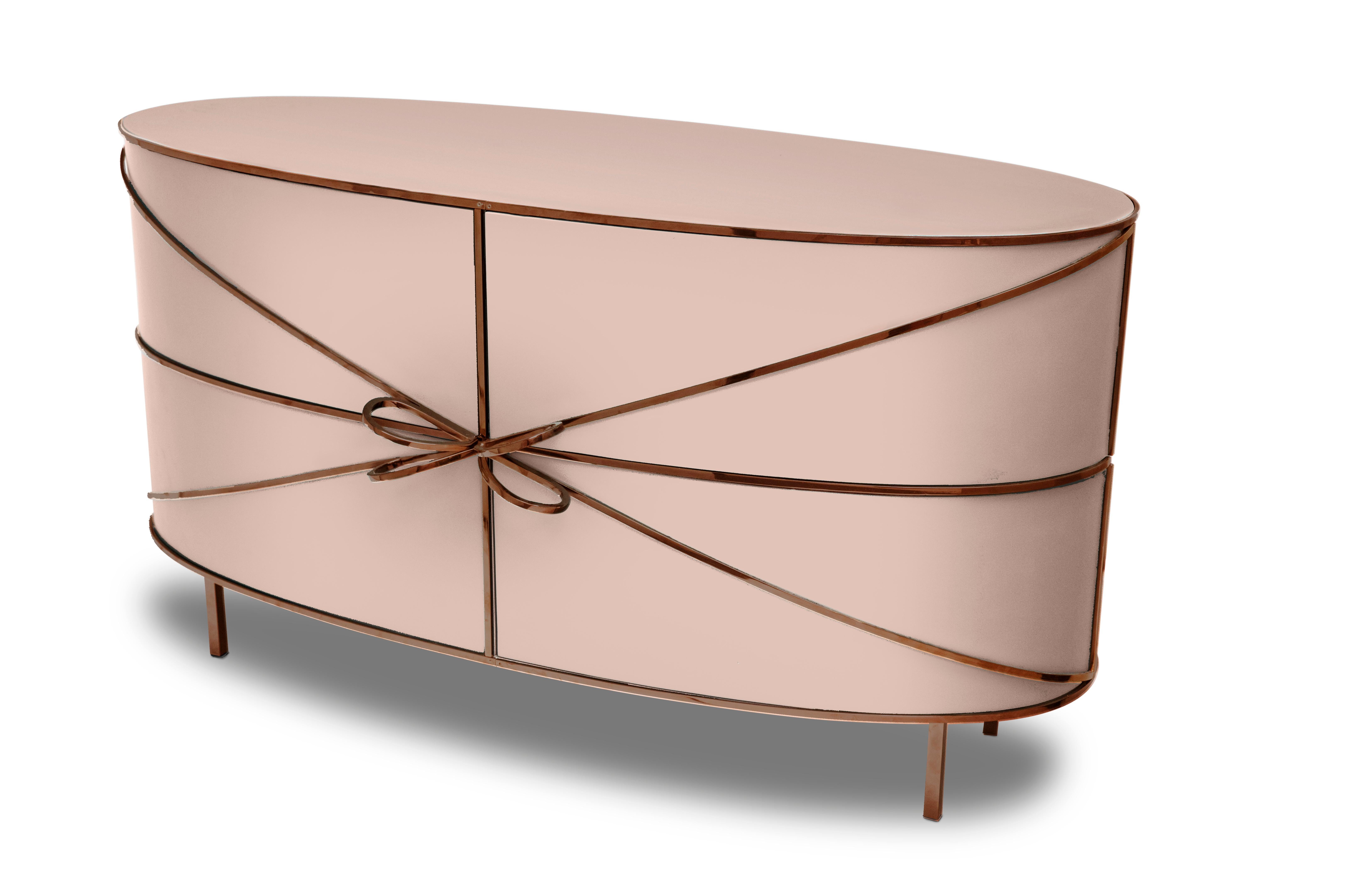 88 Secrets Sideboard Pink with Rose Gold Trims de Nika Zupanc est un élégant meuble rose aux lignes sensuelles et féminines avec de luxueuses garnitures métalliques en or rose. Une pièce maîtresse dans tout espace intérieur !

Nika Zupanc, designer