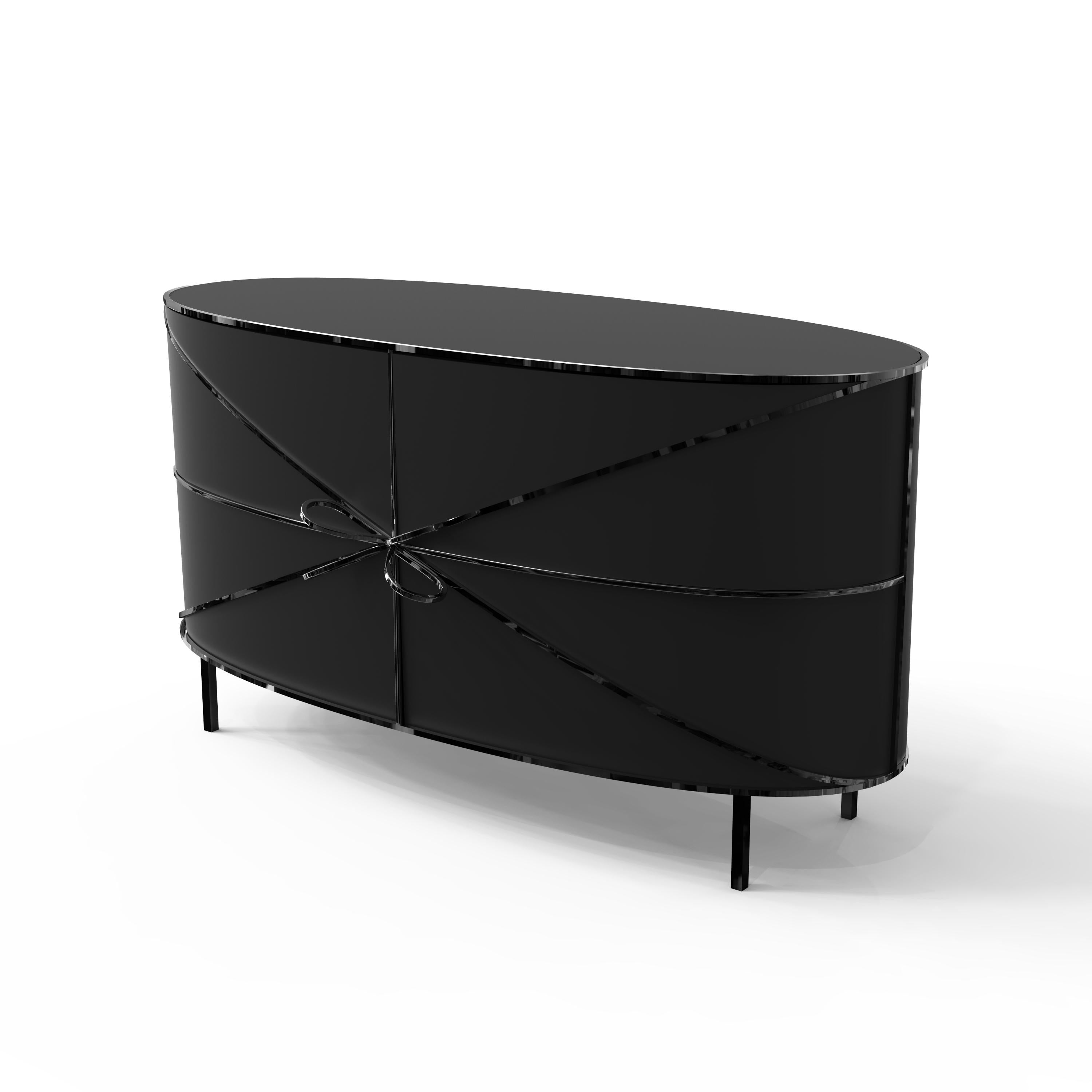 88 Secrets Black Sideboard de Nika Zupanc est un meuble élégant aux lignes sensuelles et féminines avec de luxueuses garnitures en métal noir. Une pièce maîtresse dans tout espace intérieur !

Nika Zupanc, designer slovène de renom, n'hésite jamais