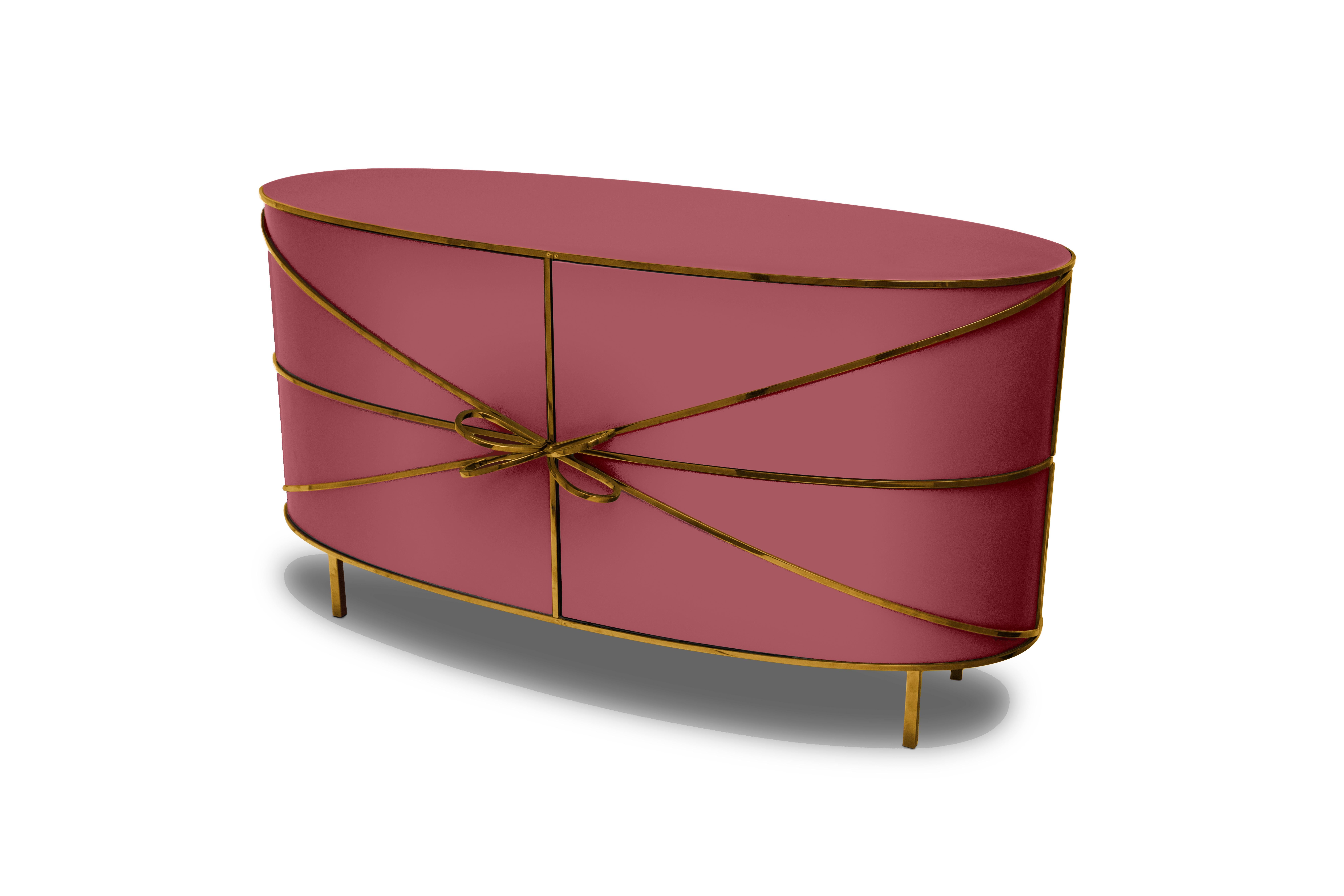 88 Secrets Rose Pink Sideboard with Gold Trims von Nika Zupanc ist ein wunderschönes rosafarbenes Sideboard mit sinnlichen, femininen Linien und luxuriösen goldenen Metallverzierungen. Ein Blickfang in jedem Innenraum!

Nika Zupanc, eine auffallend