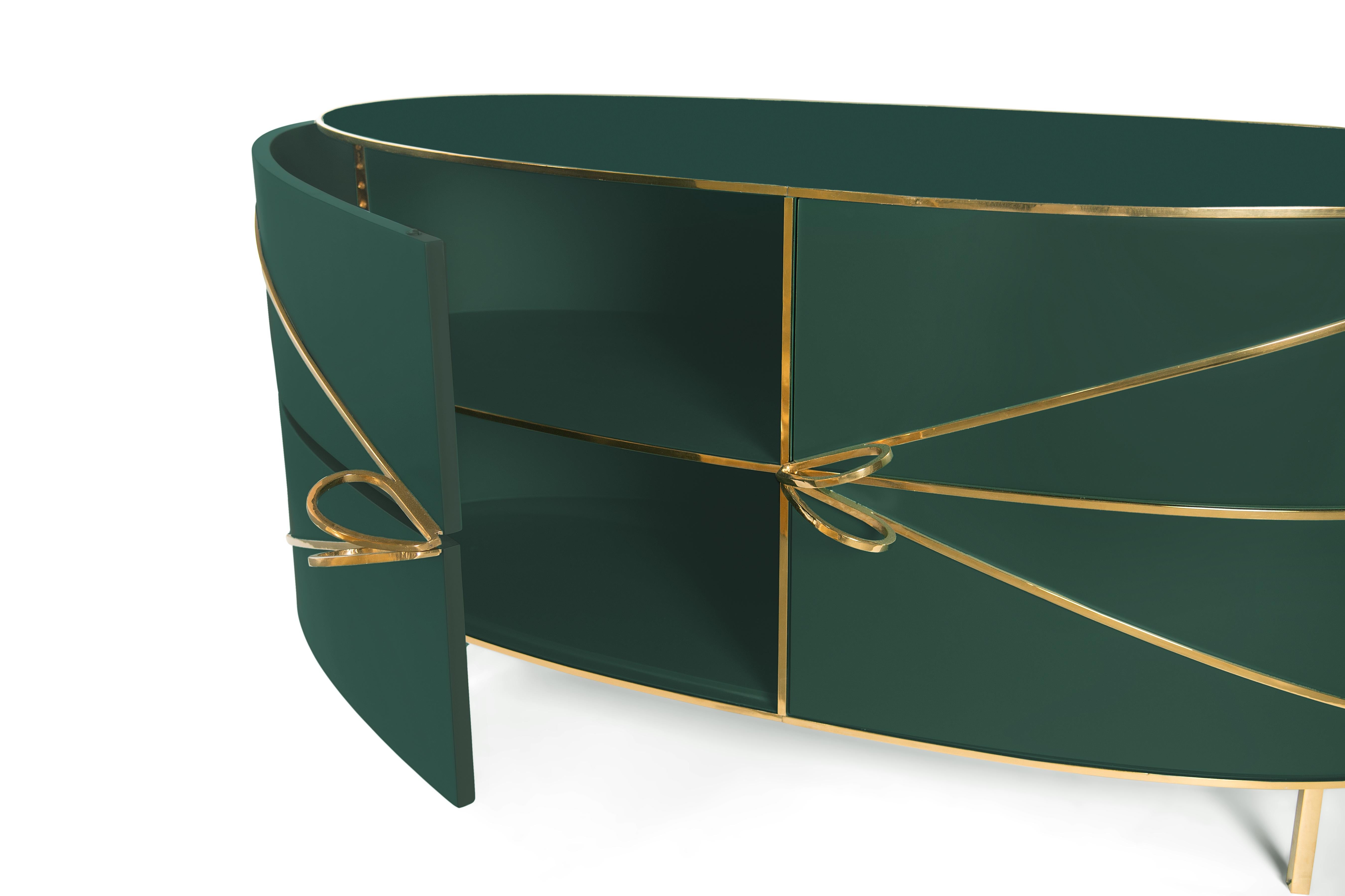 88 Secrets Green Sideboard with Gold Trims von Nika Zupanc ist ein tiefgrüner Schrank mit sinnlichen, femininen Linien und luxuriösen Metallverzierungen in Gold. Ein Blickfang in jedem Innenraum! 

Nika Zupanc, eine auffallend renommierte