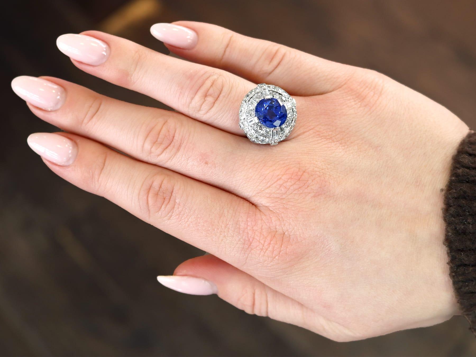 8.80 Carat Ceylon Sapphire and 2.68 Carat Diamond Cocktail Ring in White Gold In Excellent Condition For Sale In Jesmond, Newcastle Upon Tyne