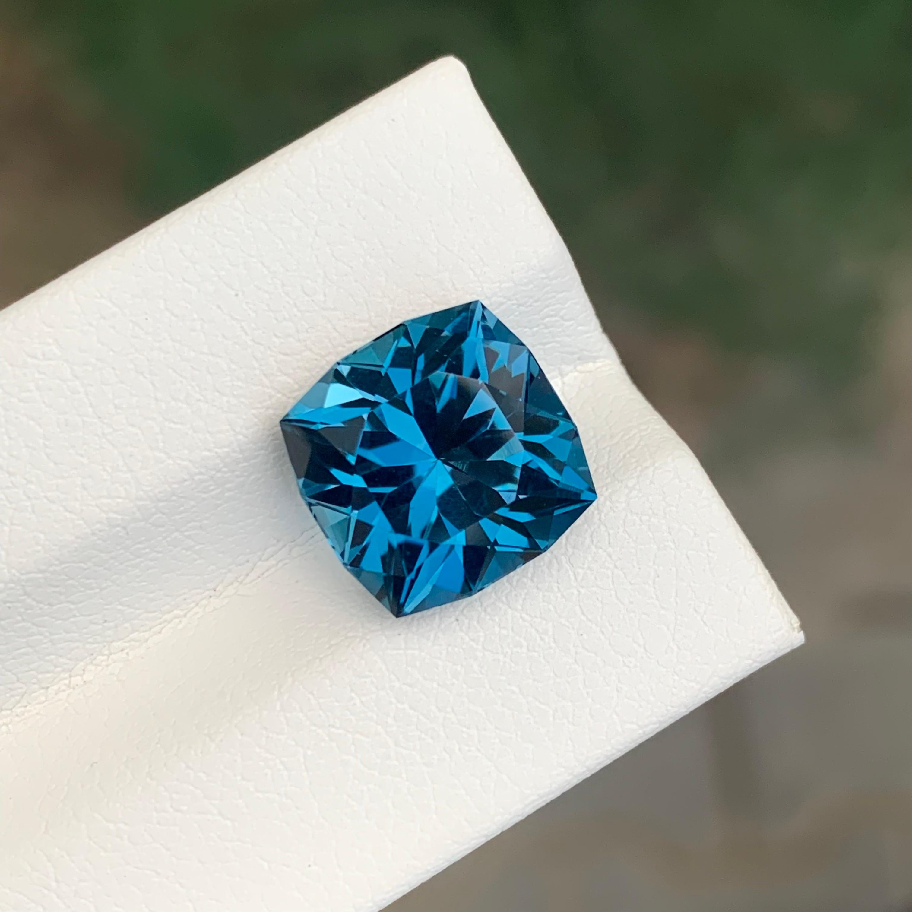 Loser Londoner Blautopas

Gewicht: 8,80 Karat
Abmessungen: 11.2 x 11.1 x 8.7 Mm
Herkunft: Brasilien
Form: Quadratisches Kissen
Farbe: Tiefblau
Zertifikat: Auf Kundenwunsch

Der Londoner Blautopas ist eine faszinierende Topasvarietät, die für ihre