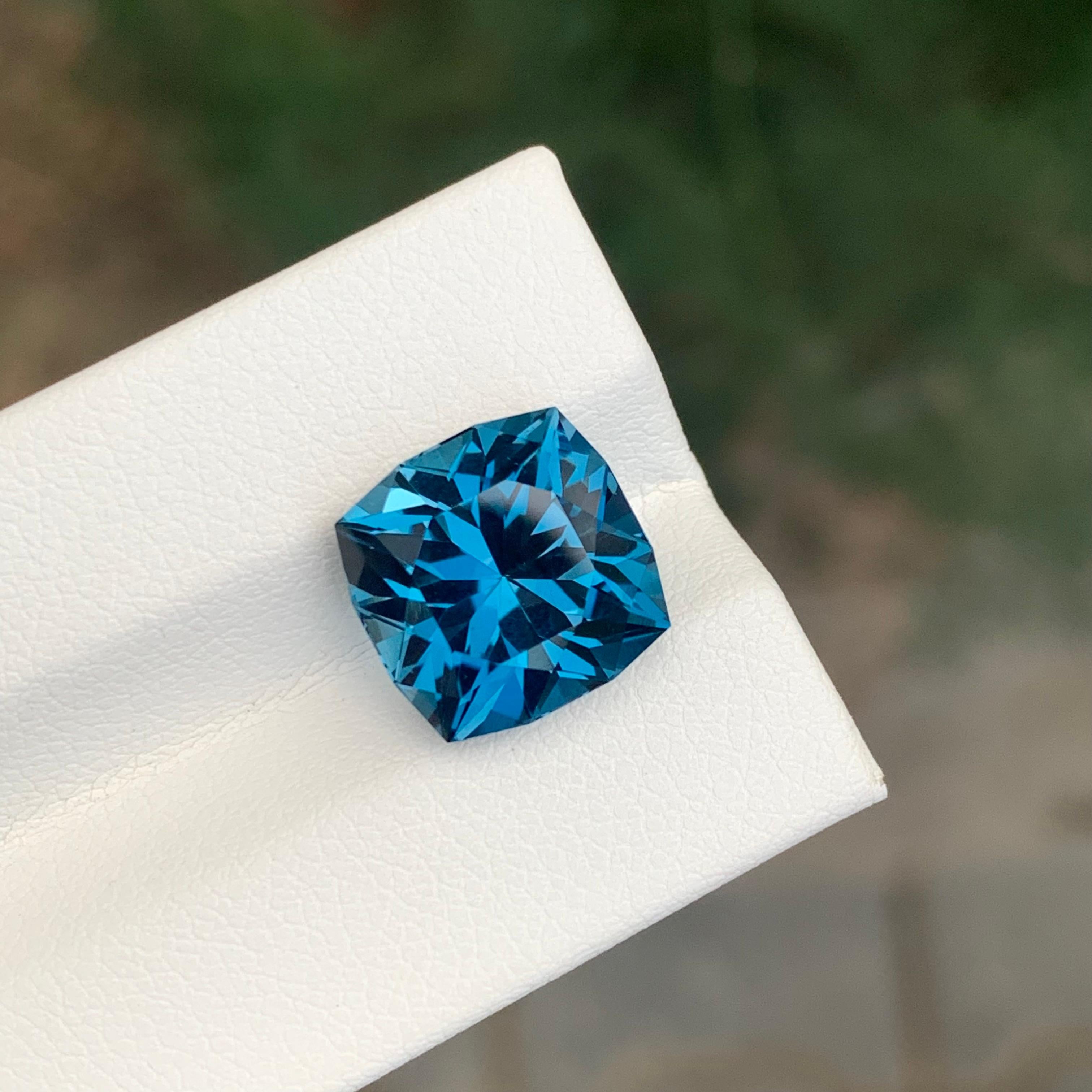 8,80 Karat Eleganter loser Londoner Blautopas in Quadratform Edelstein (Arts and Crafts) im Angebot