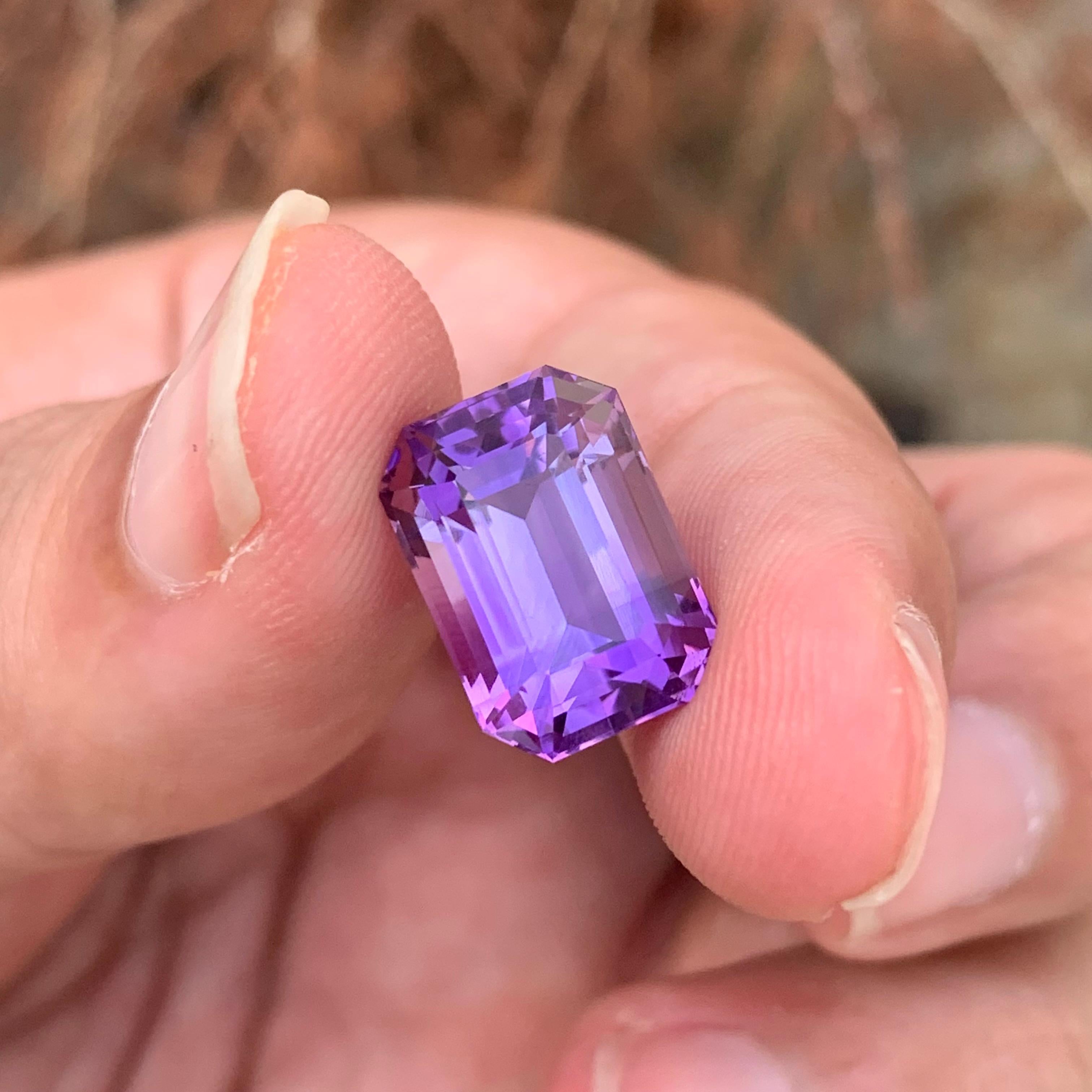 Stein: Amethyst
Gewicht : 8,80 Karat
Abmessung: 14.1 x 10 x 9.2 Mm
Herkunft: Brasilien
Form: Smaragd-Schliff
Farbe: Lila
Behandlung: Nicht
Zertifikat: Auf Kundenwunsch

Der Amethyst, eine atemberaubende violette Quarzsorte, ist nicht nur für seine