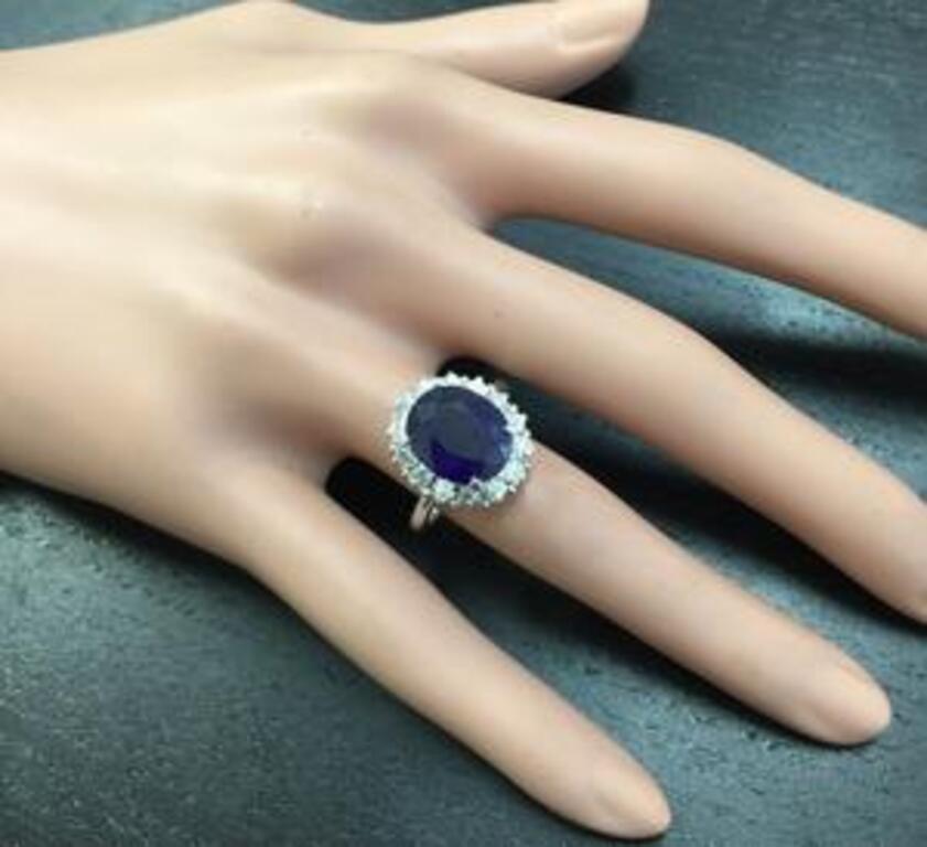 Women's or Men's 8.80 Carat Exquisite Natural Blue Sapphire and Diamond 14 Karat Solid White Gold For Sale