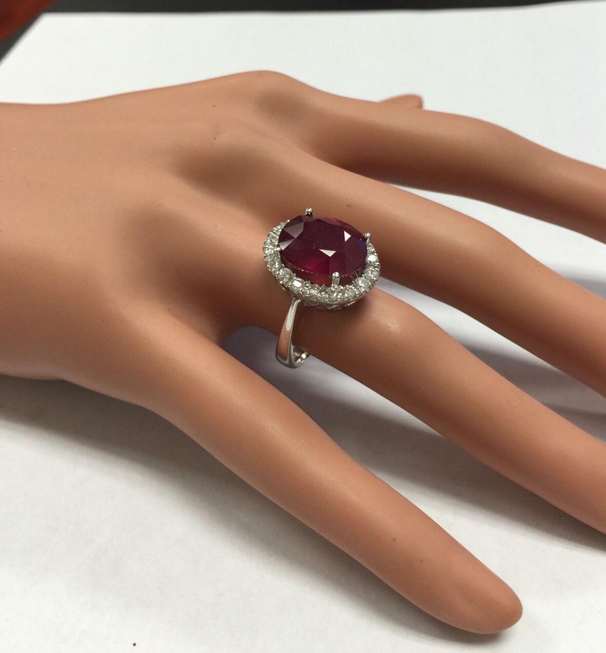 Anillo de oro blanco de 14 quilates con un impresionante rubí rojo natural de 8,80 quilates y diamantes en venta 2