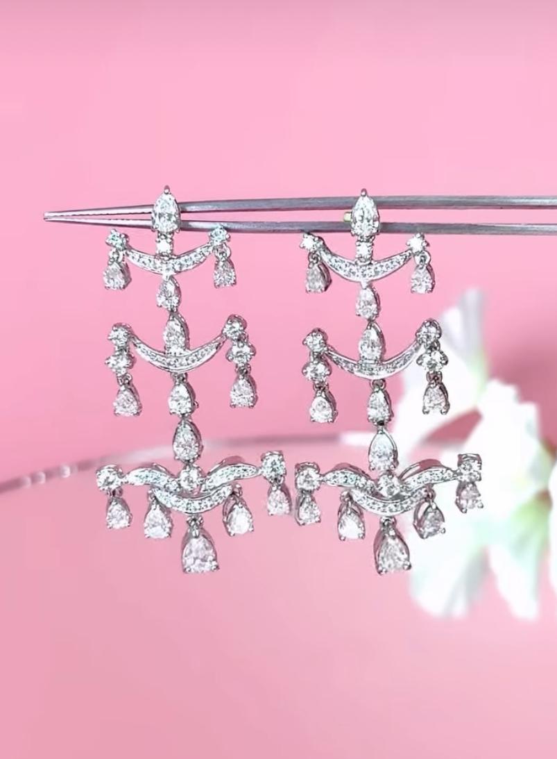 An exquisite Diamonds chandelier earrings in contemporary design, so elegant and refined style.
Elevate your timeless of beauty and add a touch of light and sophistication on your look.
Stunning earrings come in 18k gold with dazzling Diamonds of