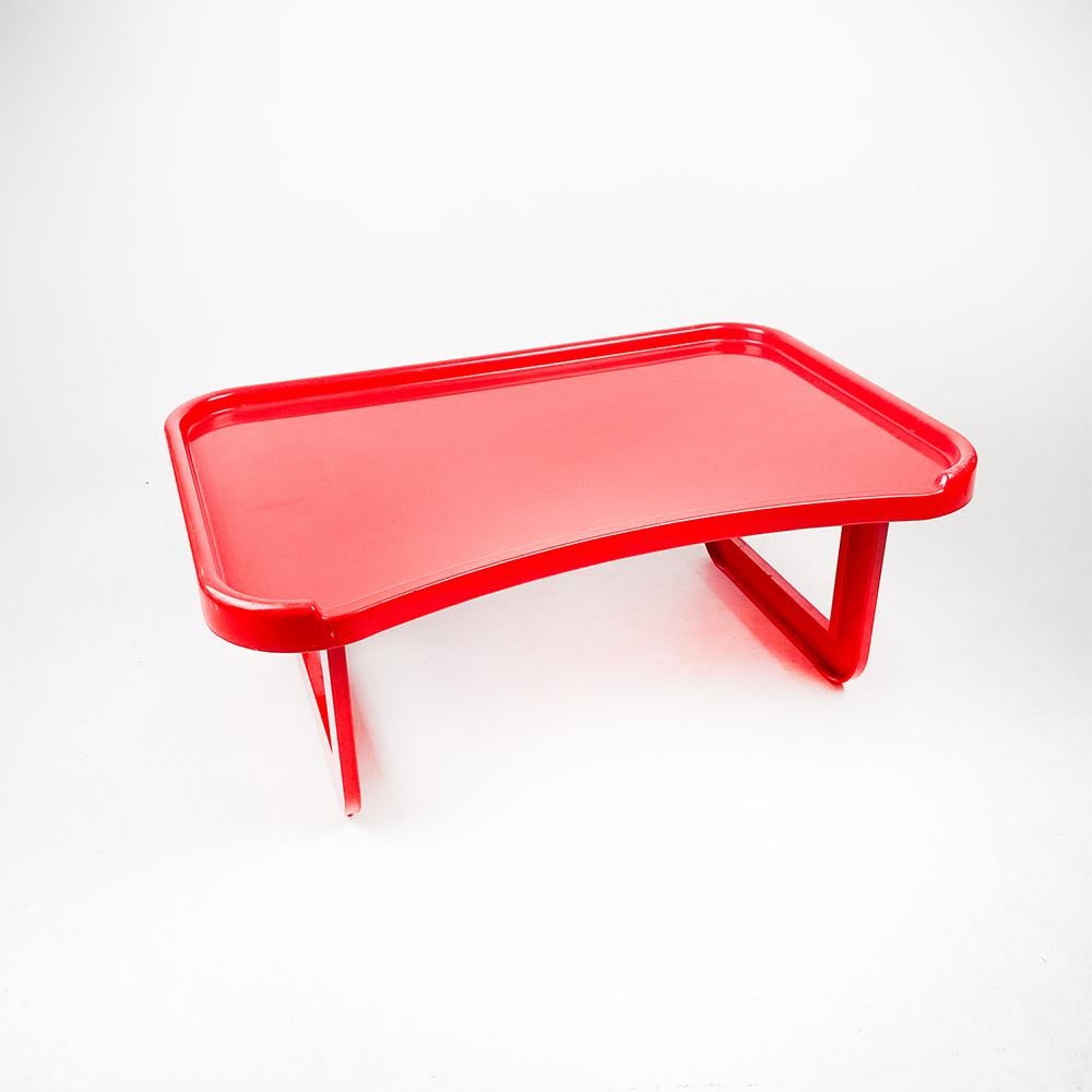 8800 Tray, Design by Olaf von Bohr for Kartell, 1970s

Red ABS plastic.

With folding legs at the base. It has some scratches from use, more visible in the corners and on the sides.

Measurements: 58x36 cm. open height 23 cm.