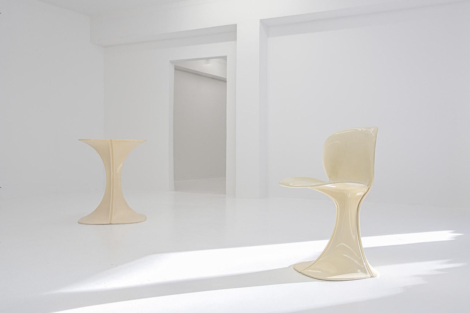 Fabriqués à l'origine comme meubles d'extérieur en 1972, ce modèle 8810 de table et de chaise à fleurs est aujourd'hui une pièce emblématique très rare et recherchée de l'histoire du design plastique. Conçu par Pierre Paulin et produit par Boro